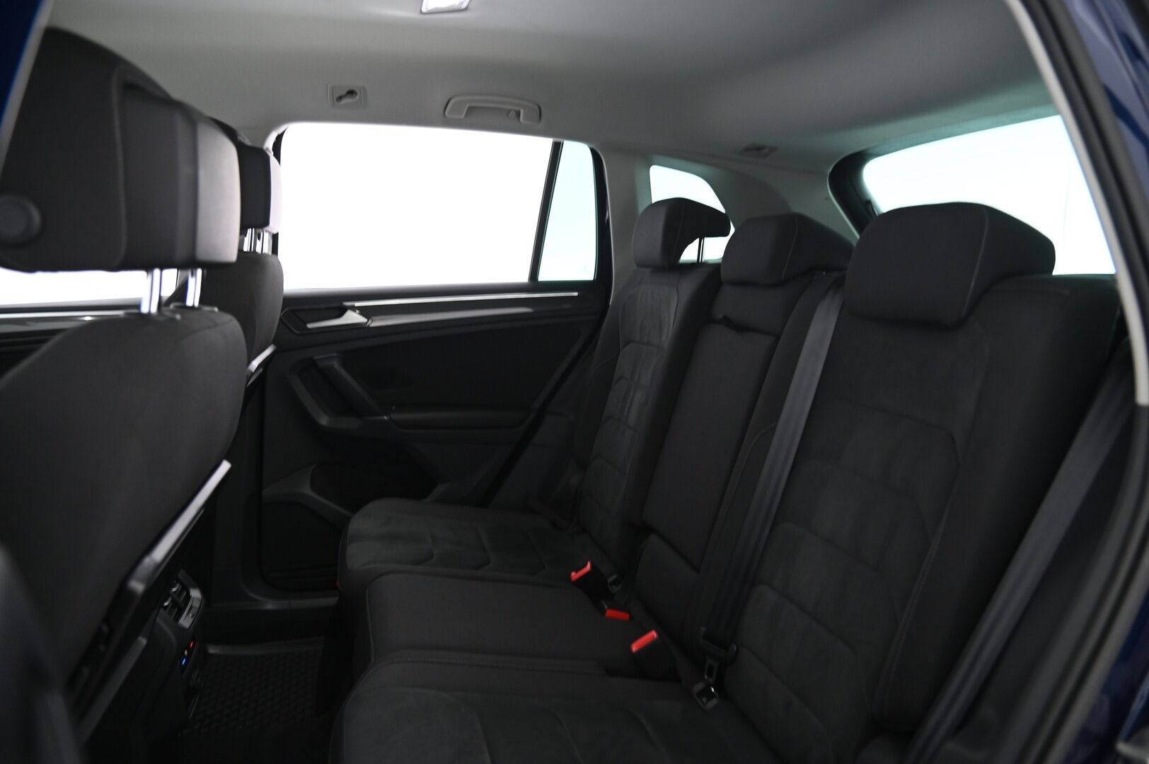 Volkswagen Tiguan 2017 Highline 2,0 TSI 4MOTION DSG - Hierova kuljettajan istuin | Digimittaristo | Kaukosäätöinen webasto | Vetokoukku | Navi | KeyLess  | 2x renkaat&alumiinivanteet | Suomi-auto
