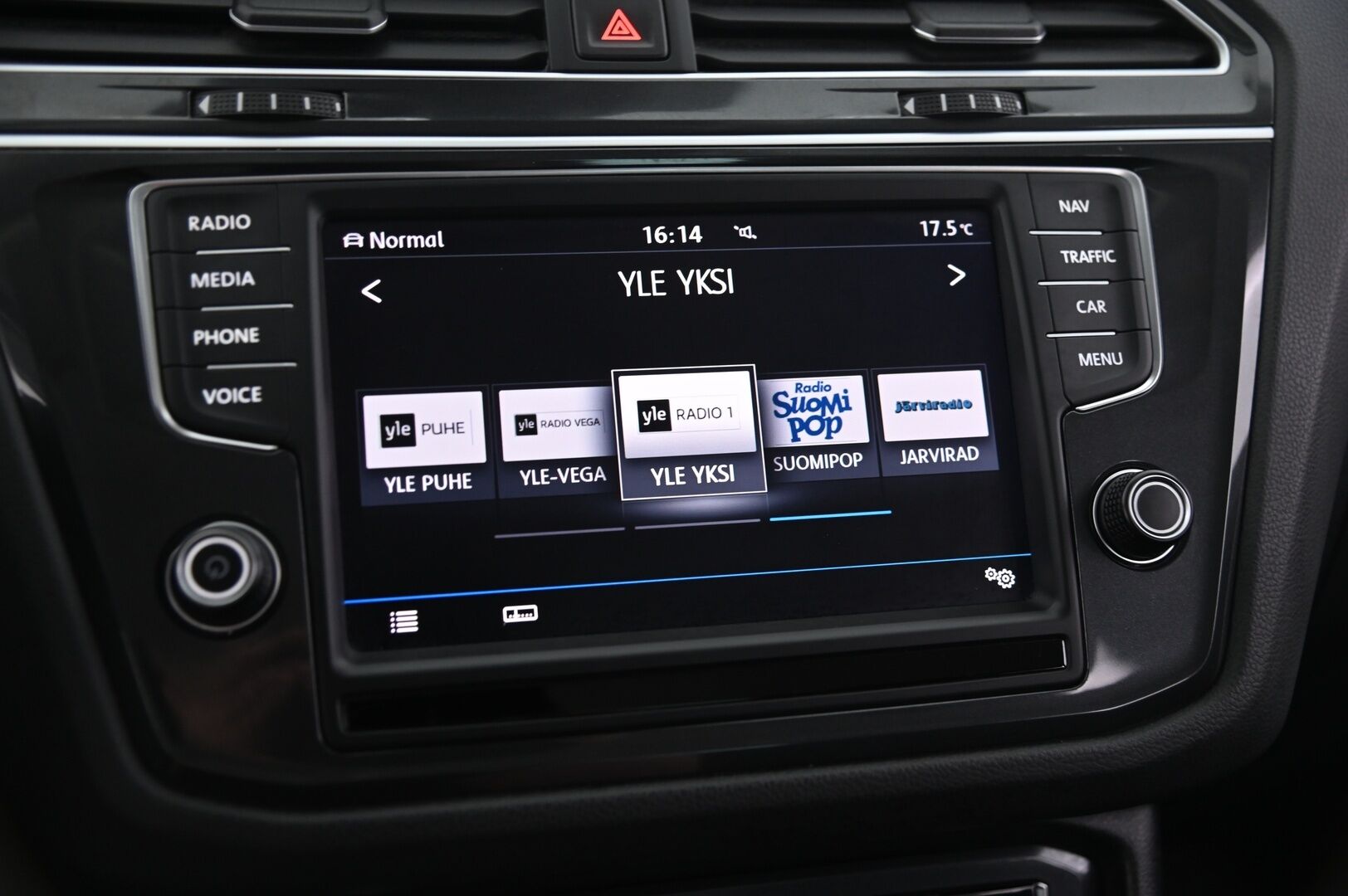 Volkswagen Tiguan 2017 Highline 2,0 TSI 4MOTION DSG - Hierova kuljettajan istuin | Digimittaristo | Kaukosäätöinen webasto | Vetokoukku | Navi | KeyLess  | 2x renkaat&alumiinivanteet | Suomi-auto