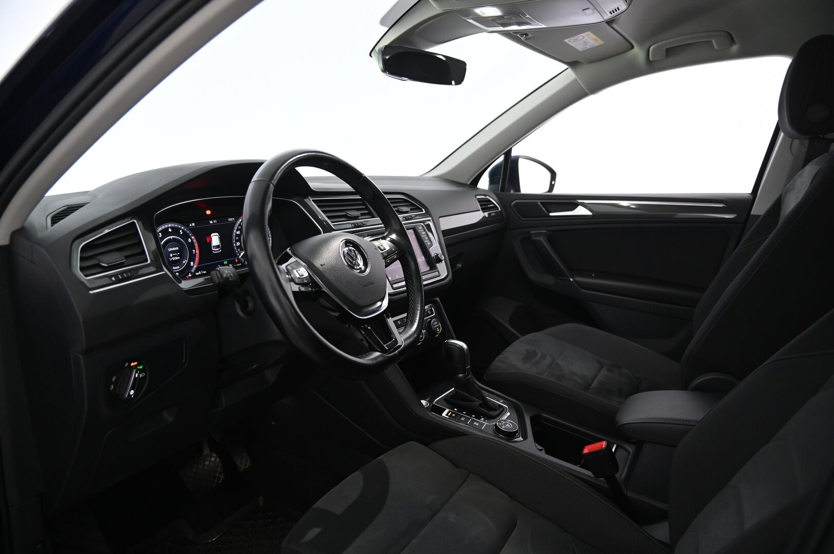 Volkswagen Tiguan 2017 Highline 2,0 TSI 4MOTION DSG - Hierova kuljettajan istuin | Digimittaristo | Kaukosäätöinen webasto | Vetokoukku | Navi | KeyLess  | 2x renkaat&alumiinivanteet | Suomi-auto