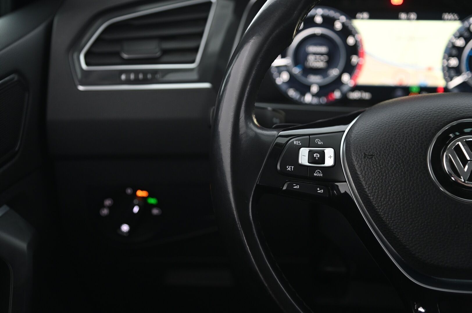Volkswagen Tiguan 2017 Highline 2,0 TSI 4MOTION DSG - Hierova kuljettajan istuin | Digimittaristo | Kaukosäätöinen webasto | Vetokoukku | Navi | KeyLess  | 2x renkaat&alumiinivanteet | Suomi-auto
