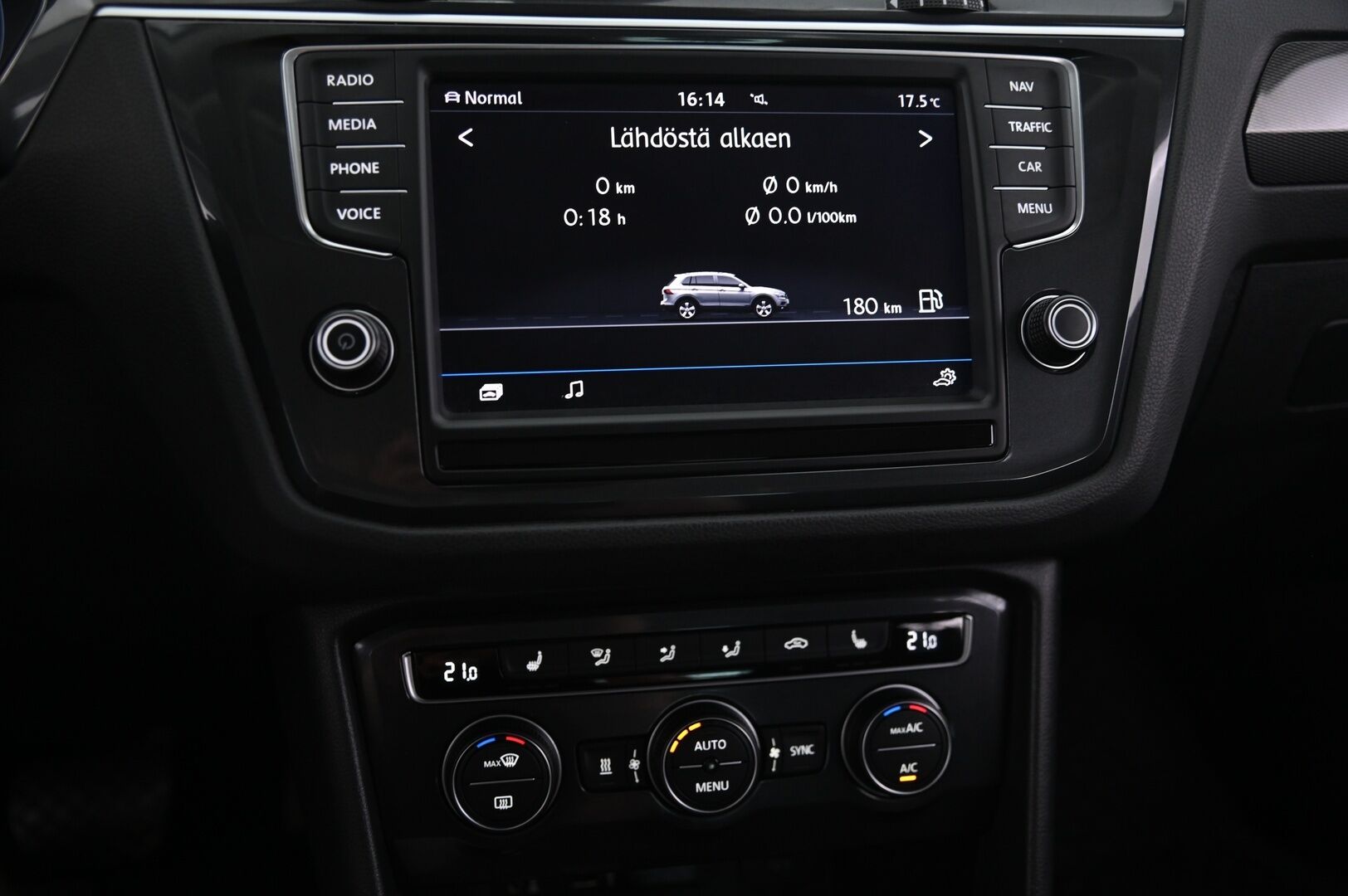 Volkswagen Tiguan 2017 Highline 2,0 TSI 4MOTION DSG - Hierova kuljettajan istuin | Digimittaristo | Kaukosäätöinen webasto | Vetokoukku | Navi | KeyLess  | 2x renkaat&alumiinivanteet | Suomi-auto