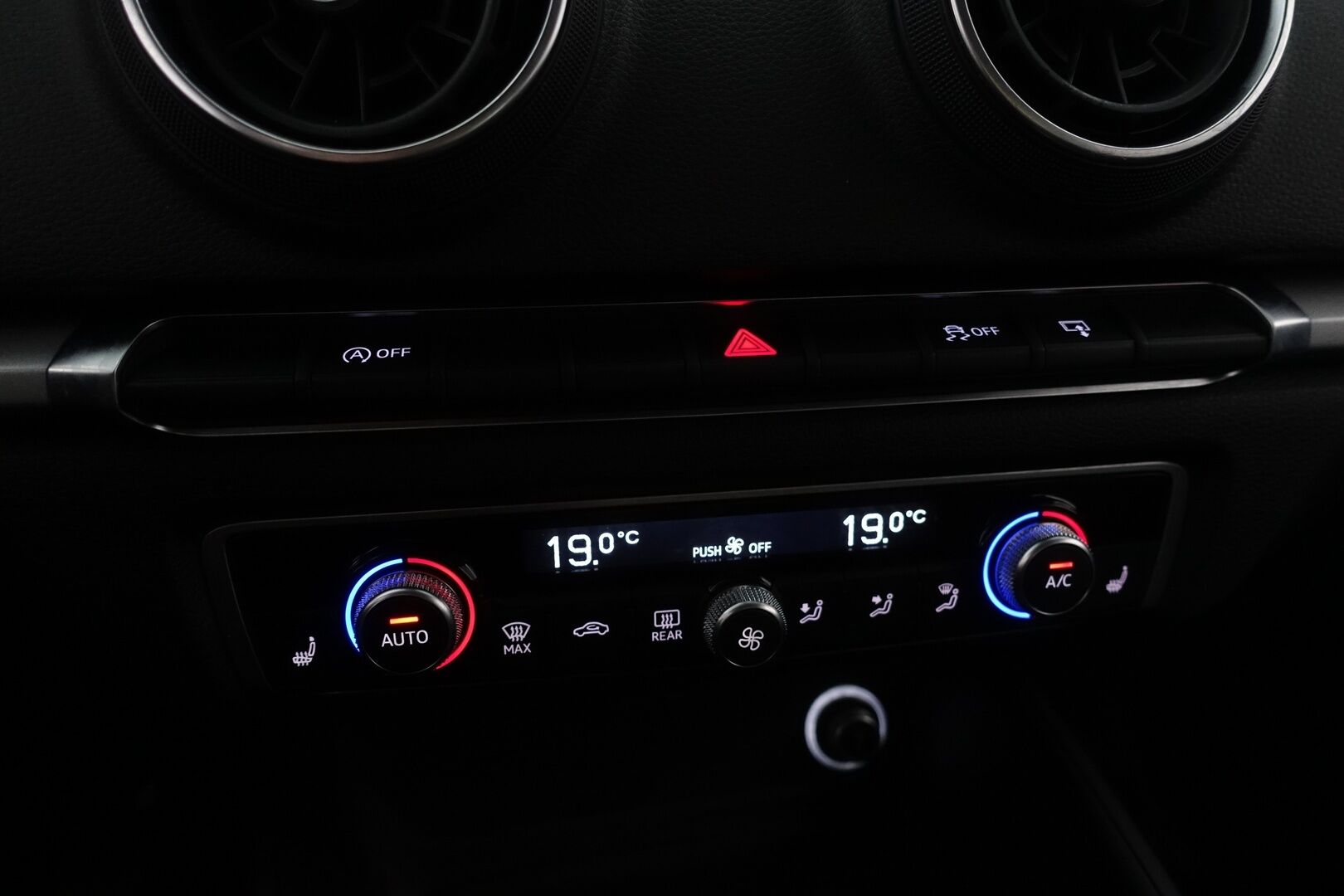 Audi A3 2016 Sedan Business 1,0 TFSI 85 kW - | Juuri Huollettu! | Webasto | Suomi-auto | Vetokoukku | Vakionopeudensäädin | Bluetooth | P. Tutka | Penkinlämmitys | Kahdet renkaat | MMI- näyttö | 