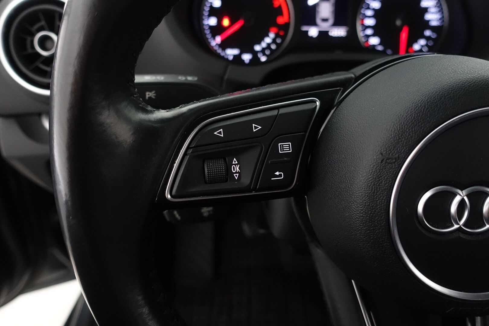 Audi A3 2016 Sedan Business 1,0 TFSI 85 kW - | Juuri Huollettu! | Webasto | Suomi-auto | Vetokoukku | Vakionopeudensäädin | Bluetooth | P. Tutka | Penkinlämmitys | Kahdet renkaat | MMI- näyttö | 