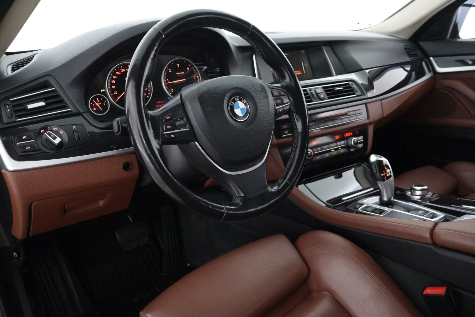 BMW 518 2017 F11 Touring 518d A Business Exclusive Edition** Tutkat / Sporttipenkit / Ruskeat nahat / Sähkö- luukku* - Ei AdBlue / Kahdet hyvät renkaat vanteineen