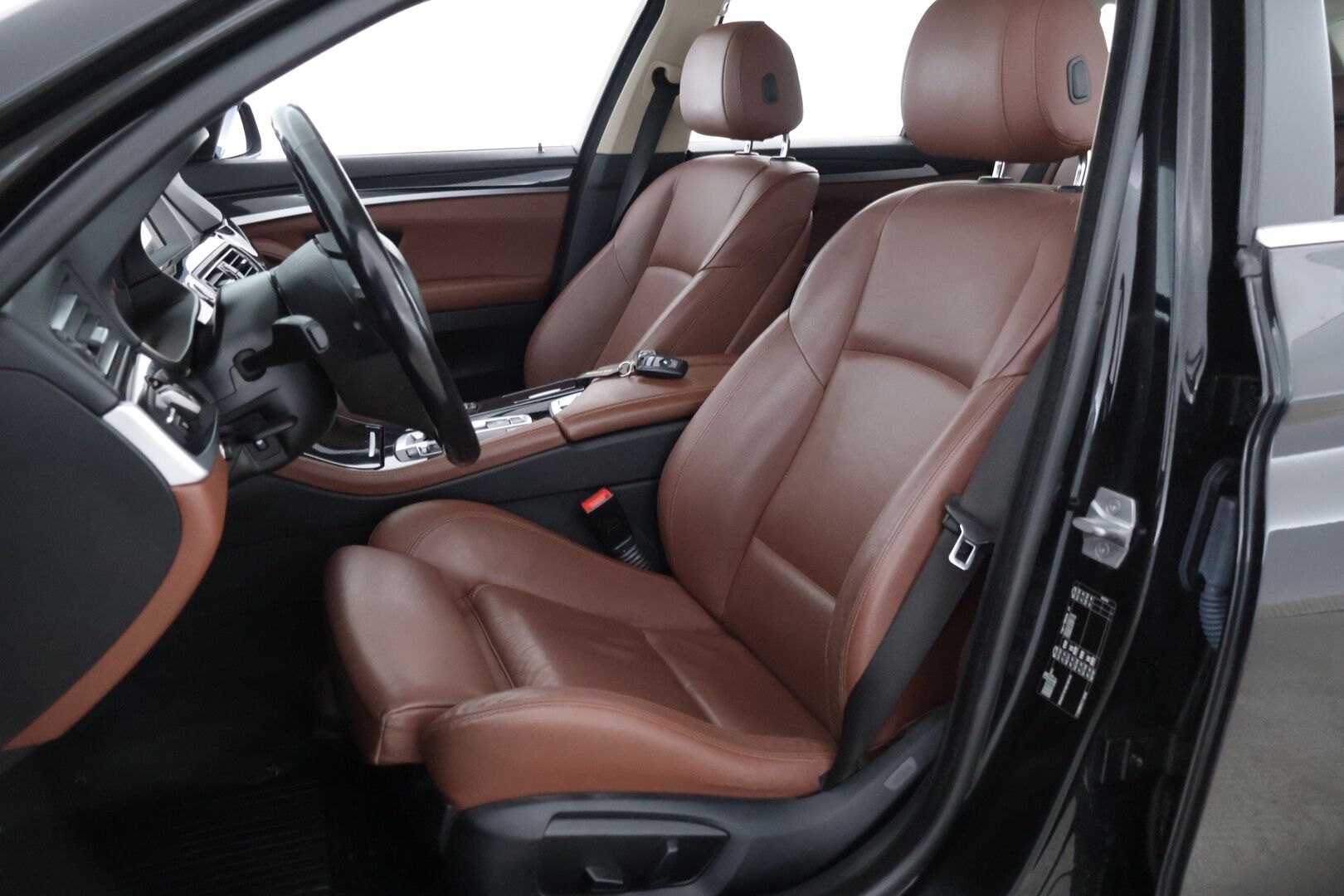 BMW 518 2017 F11 Touring 518d A Business Exclusive Edition** Tutkat / Sporttipenkit / Ruskeat nahat / Sähkö- luukku* - Ei AdBlue / Kahdet hyvät renkaat vanteineen