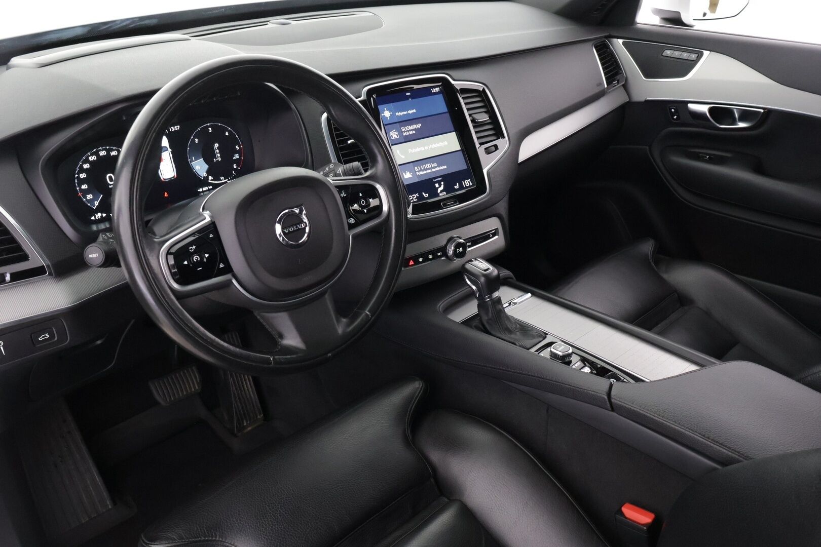 Volvo XC90 2017 D5 AWD Inscription aut 7-paikkainen */ HUD / Panorama / 360-kamera / Adapt vakkari / Webasto / Koukku / Nahkapenkit / 2x renkaat /* - 3,99 % KORKOTARJOUS TÄHÄN AUTOON 14.9. ASTI! - */ Merkkihuollettu Suomi-auto / Särmä yksilö / 2x renkaat /*