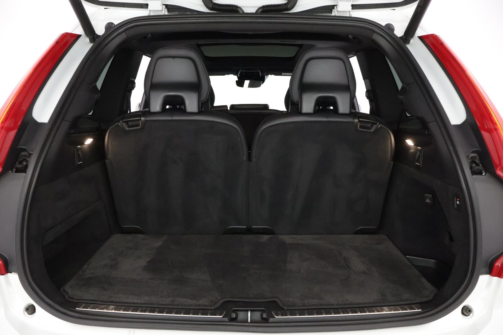 Volvo XC90 2017 D5 AWD Inscription aut 7-paikkainen */ HUD / Panorama / 360-kamera / Adapt vakkari / Webasto / Koukku / Nahkapenkit / 2x renkaat /* - 3,99 % KORKOTARJOUS TÄHÄN AUTOON 14.9. ASTI! - */ Merkkihuollettu Suomi-auto / Särmä yksilö / 2x renkaat /*