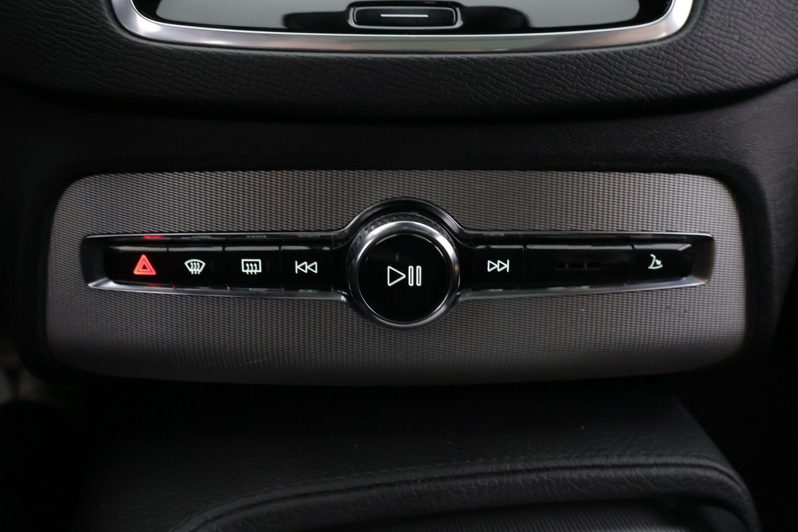 Volvo XC90 2017 D5 AWD Inscription aut 7-paikkainen */ HUD / Panorama / 360-kamera / Adapt vakkari / Webasto / Koukku / Nahkapenkit / 2x renkaat /* - 3,99 % KORKOTARJOUS TÄHÄN AUTOON 14.9. ASTI! - */ Merkkihuollettu Suomi-auto / Särmä yksilö / 2x renkaat /*