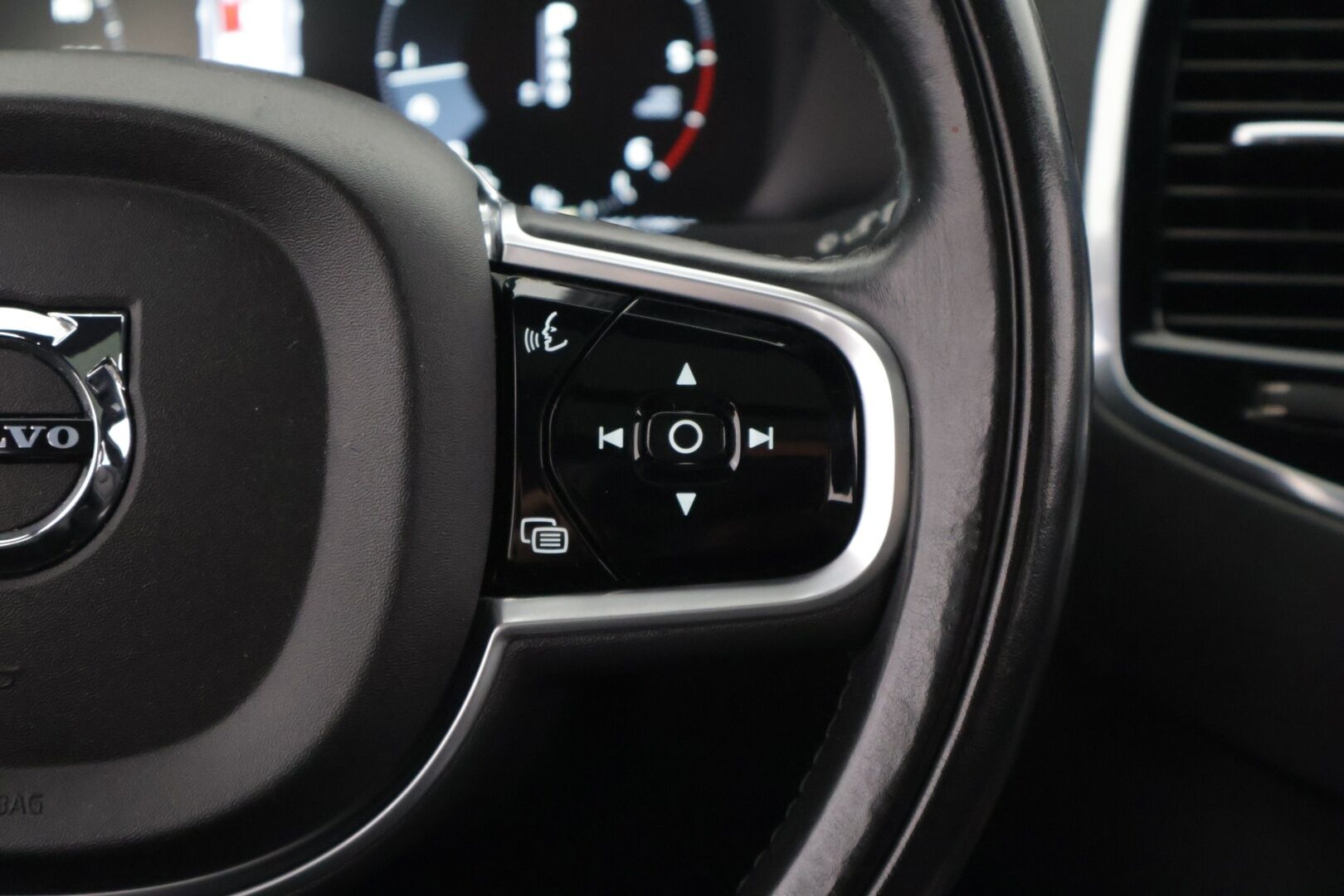 Volvo XC90 2017 D5 AWD Inscription aut 7-paikkainen */ HUD / Panorama / 360-kamera / Adapt vakkari / Webasto / Koukku / Nahkapenkit / 2x renkaat /* - 3,99 % KORKOTARJOUS TÄHÄN AUTOON 14.9. ASTI! - */ Merkkihuollettu Suomi-auto / Särmä yksilö / 2x renkaat /*