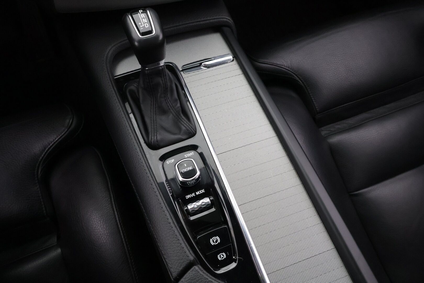 Volvo XC90 2017 D5 AWD Inscription aut 7-paikkainen */ HUD / Panorama / 360-kamera / Adapt vakkari / Webasto / Koukku / Nahkapenkit / 2x renkaat /* - 3,99 % KORKOTARJOUS TÄHÄN AUTOON 14.9. ASTI! - */ Merkkihuollettu Suomi-auto / Särmä yksilö / 2x renkaat /*
