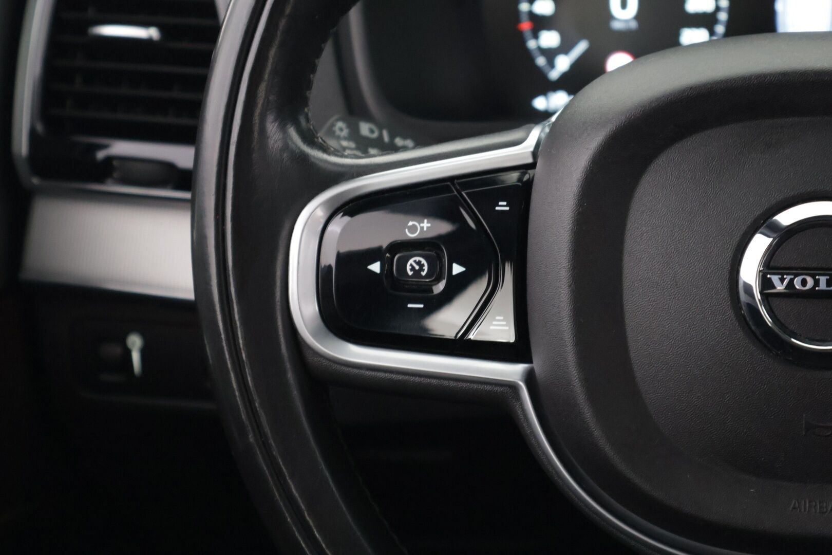 Volvo XC90 2017 D5 AWD Inscription aut 7-paikkainen */ HUD / Panorama / 360-kamera / Adapt vakkari / Webasto / Koukku / Nahkapenkit / 2x renkaat /* - 3,99 % KORKOTARJOUS TÄHÄN AUTOON 14.9. ASTI! - */ Merkkihuollettu Suomi-auto / Särmä yksilö / 2x renkaat /*