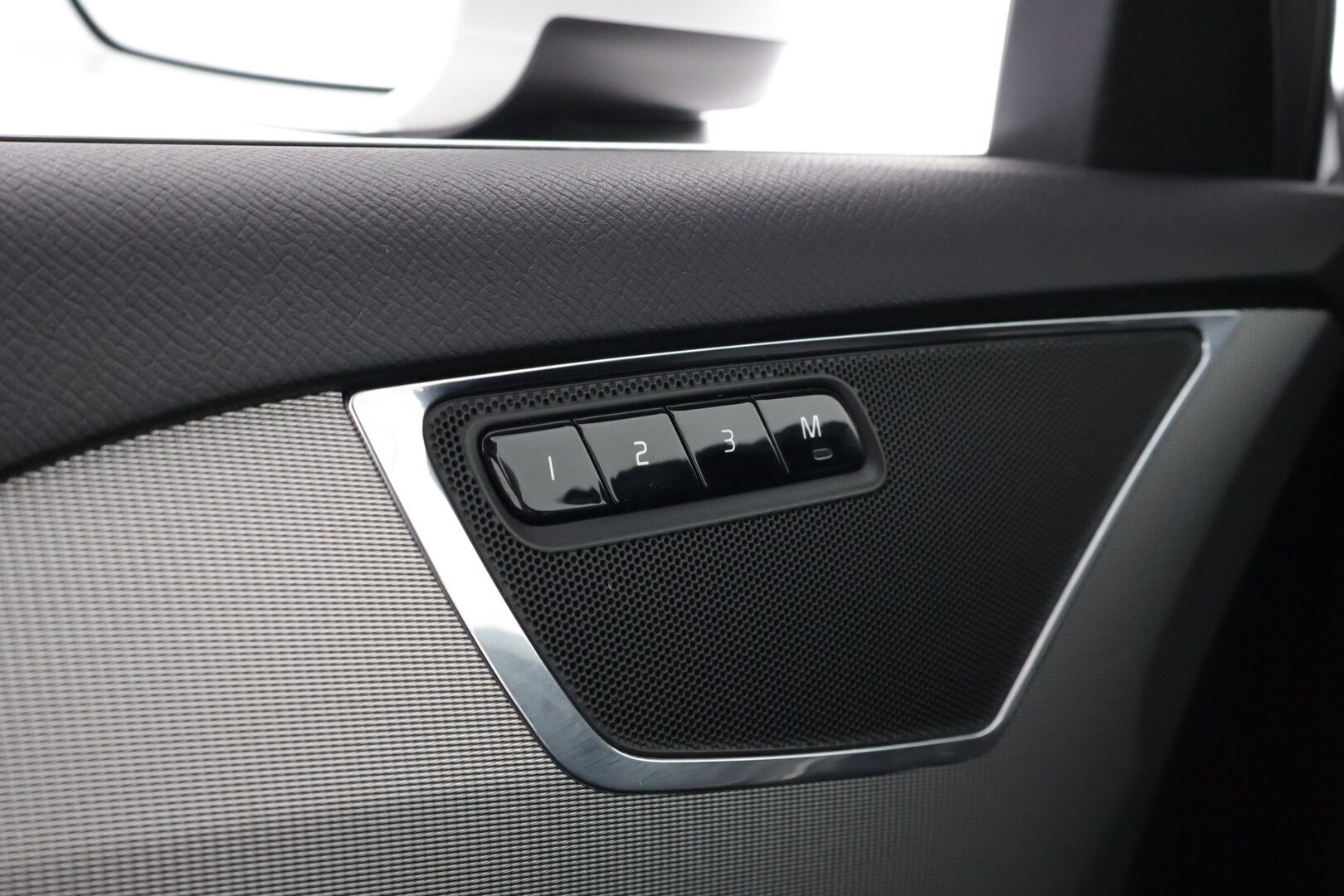 Volvo XC90 2017 D5 AWD Inscription aut 7-paikkainen */ HUD / Panorama / 360-kamera / Adapt vakkari / Webasto / Koukku / Nahkapenkit / 2x renkaat /* - 3,99 % KORKOTARJOUS TÄHÄN AUTOON 14.9. ASTI! - */ Merkkihuollettu Suomi-auto / Särmä yksilö / 2x renkaat /*