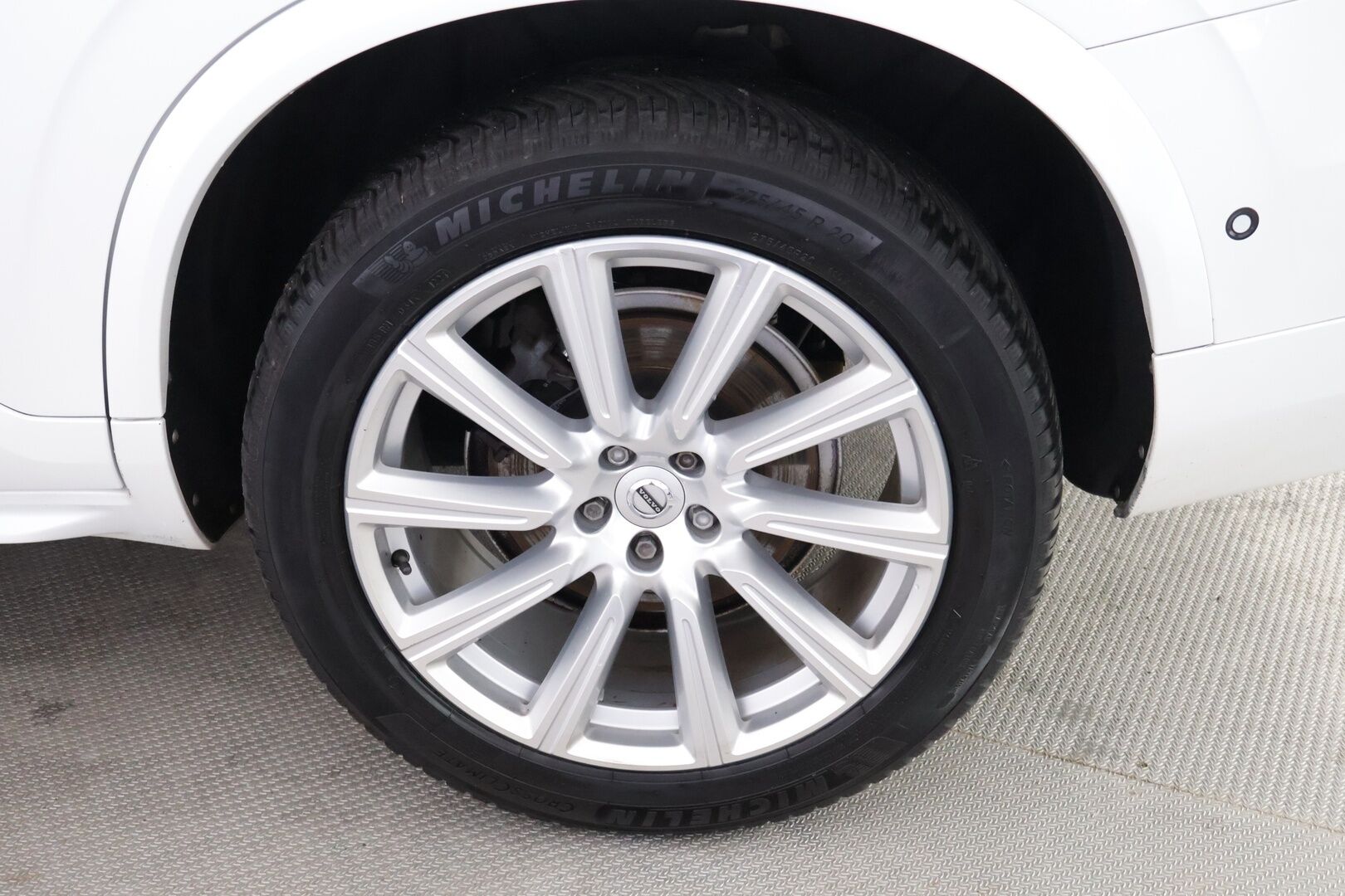 Volvo XC90 2017 D5 AWD Inscription aut 7-paikkainen */ HUD / Panorama / 360-kamera / Adapt vakkari / Webasto / Koukku / Nahkapenkit / 2x renkaat /* - 3,99 % KORKOTARJOUS TÄHÄN AUTOON 14.9. ASTI! - */ Merkkihuollettu Suomi-auto / Särmä yksilö / 2x renkaat /*