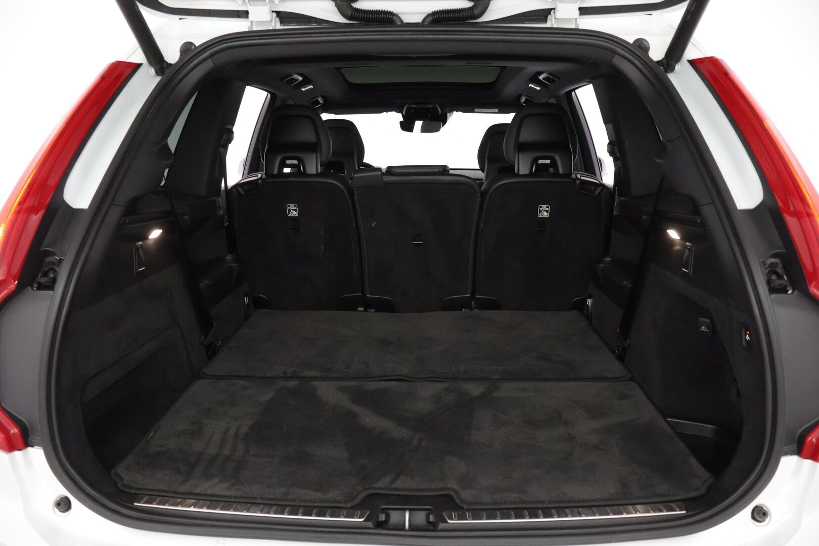 Volvo XC90 2017 D5 AWD Inscription aut 7-paikkainen */ HUD / Panorama / 360-kamera / Adapt vakkari / Webasto / Koukku / Nahkapenkit / 2x renkaat /* - 3,99 % KORKOTARJOUS TÄHÄN AUTOON 14.9. ASTI! - */ Merkkihuollettu Suomi-auto / Särmä yksilö / 2x renkaat /*