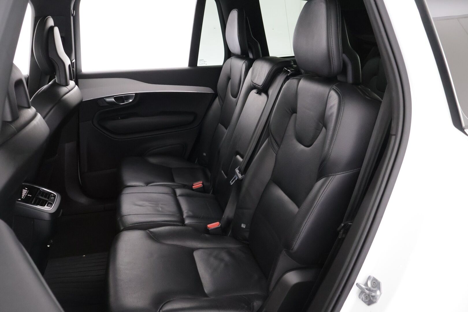 Volvo XC90 2017 D5 AWD Inscription aut 7-paikkainen */ HUD / Panorama / 360-kamera / Adapt vakkari / Webasto / Koukku / Nahkapenkit / 2x renkaat /* - 3,99 % KORKOTARJOUS TÄHÄN AUTOON 14.9. ASTI! - */ Merkkihuollettu Suomi-auto / Särmä yksilö / 2x renkaat /*