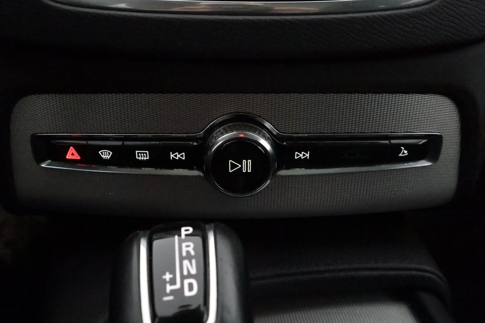 Volvo XC90 2017 D5 AWD Inscription aut **Panorama / HUD / Ilma-alusta / Webasto / Koukku / Adapt.Vakkari / Sporttinahat Muistilla** - 3,99 % KORKOTARJOUS TÄHÄN AUTOON - Suomi-auto / Kahdet renkaat