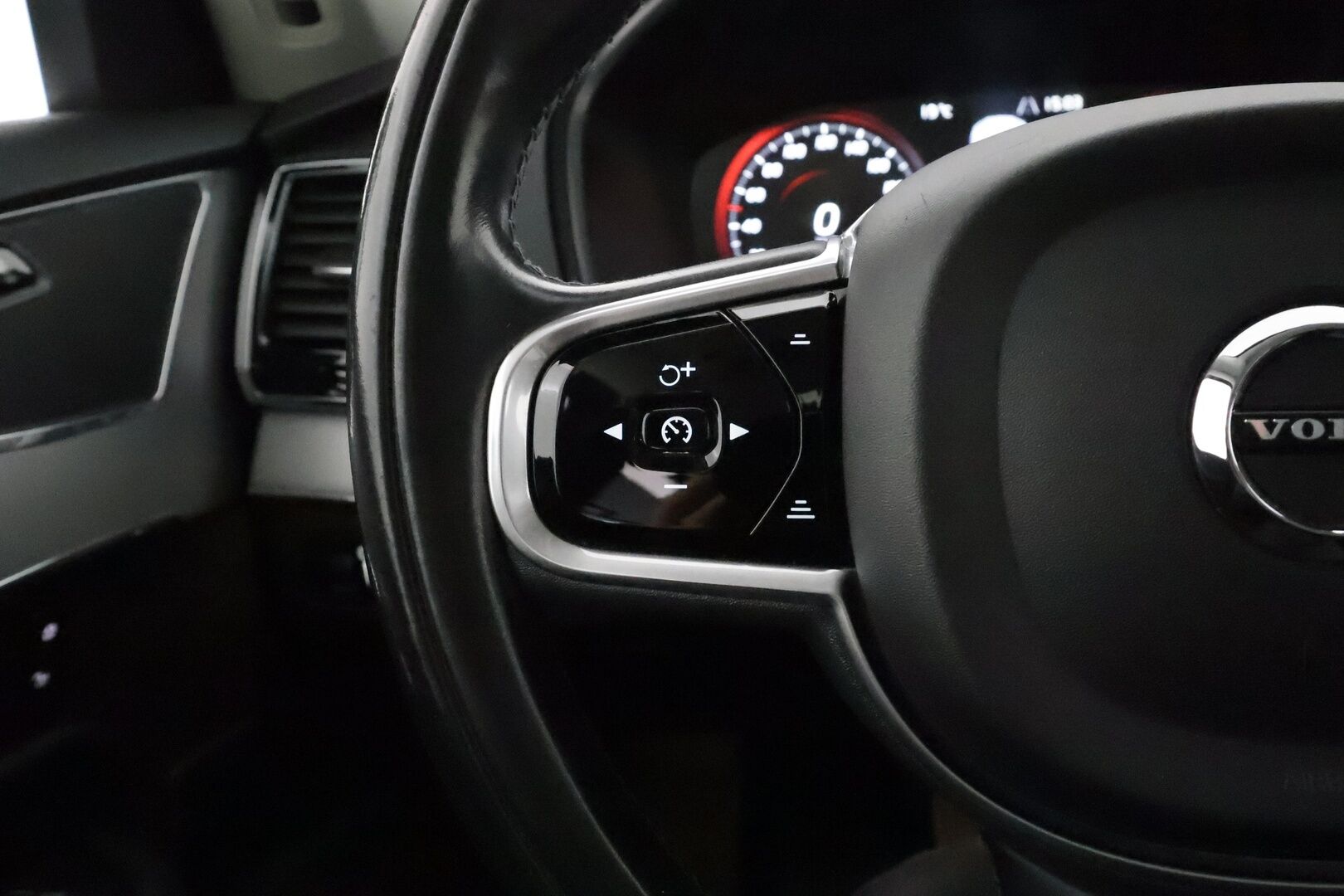 Volvo XC90 2017 D5 AWD Inscription aut **Panorama / HUD / Ilma-alusta / Webasto / Koukku / Adapt.Vakkari / Sporttinahat Muistilla** - 3,99 % KORKOTARJOUS TÄHÄN AUTOON - Suomi-auto / Kahdet renkaat