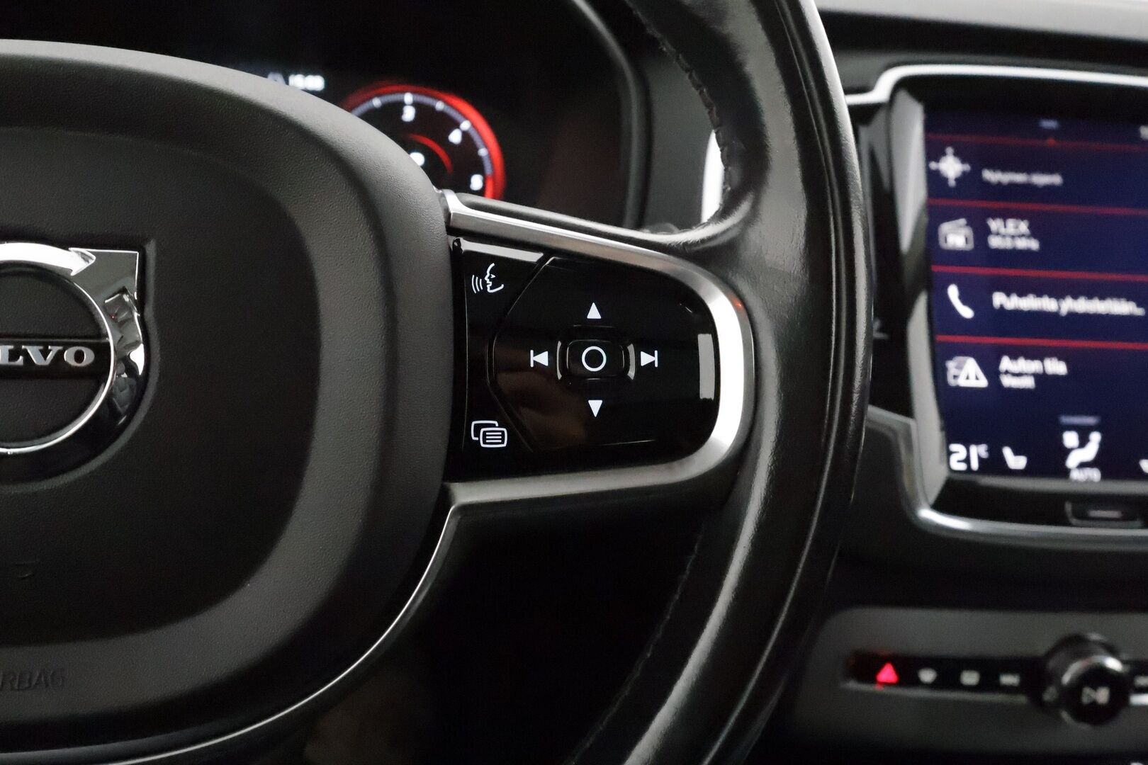 Volvo XC90 2017 D5 AWD Inscription aut **Panorama / HUD / Ilma-alusta / Webasto / Koukku / Adapt.Vakkari / Sporttinahat Muistilla** - 3,99 % KORKOTARJOUS TÄHÄN AUTOON - Suomi-auto / Kahdet renkaat