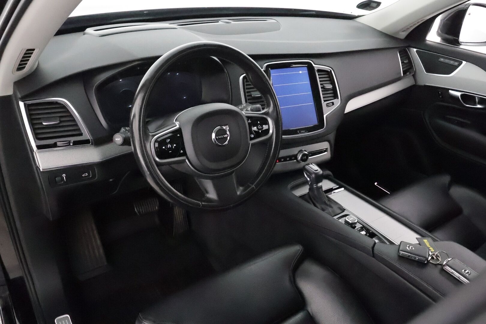 Volvo XC90 2017 D5 AWD Inscription aut **Panorama / HUD / Ilma-alusta / Webasto / Koukku / Adapt.Vakkari / Sporttinahat Muistilla** - 3,99 % KORKOTARJOUS TÄHÄN AUTOON - Suomi-auto / Kahdet renkaat