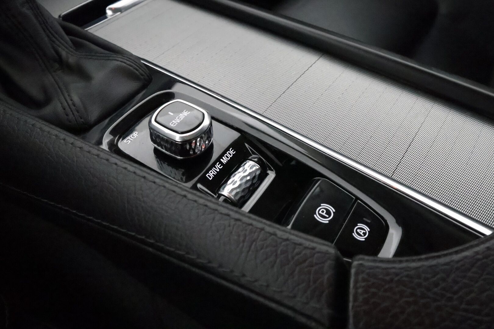 Volvo XC90 2017 D5 AWD Inscription aut - 3,99 % KORKOTARJOUS TÄHÄN AUTOON - 7-Paikkainen! / Suomiauto / Webasto / HUD / Adapt.Vakkari / Panorama / Peruutuskamera / Vetokoukku / Full LED / Nahkasisusta / Huippuvarusteet!