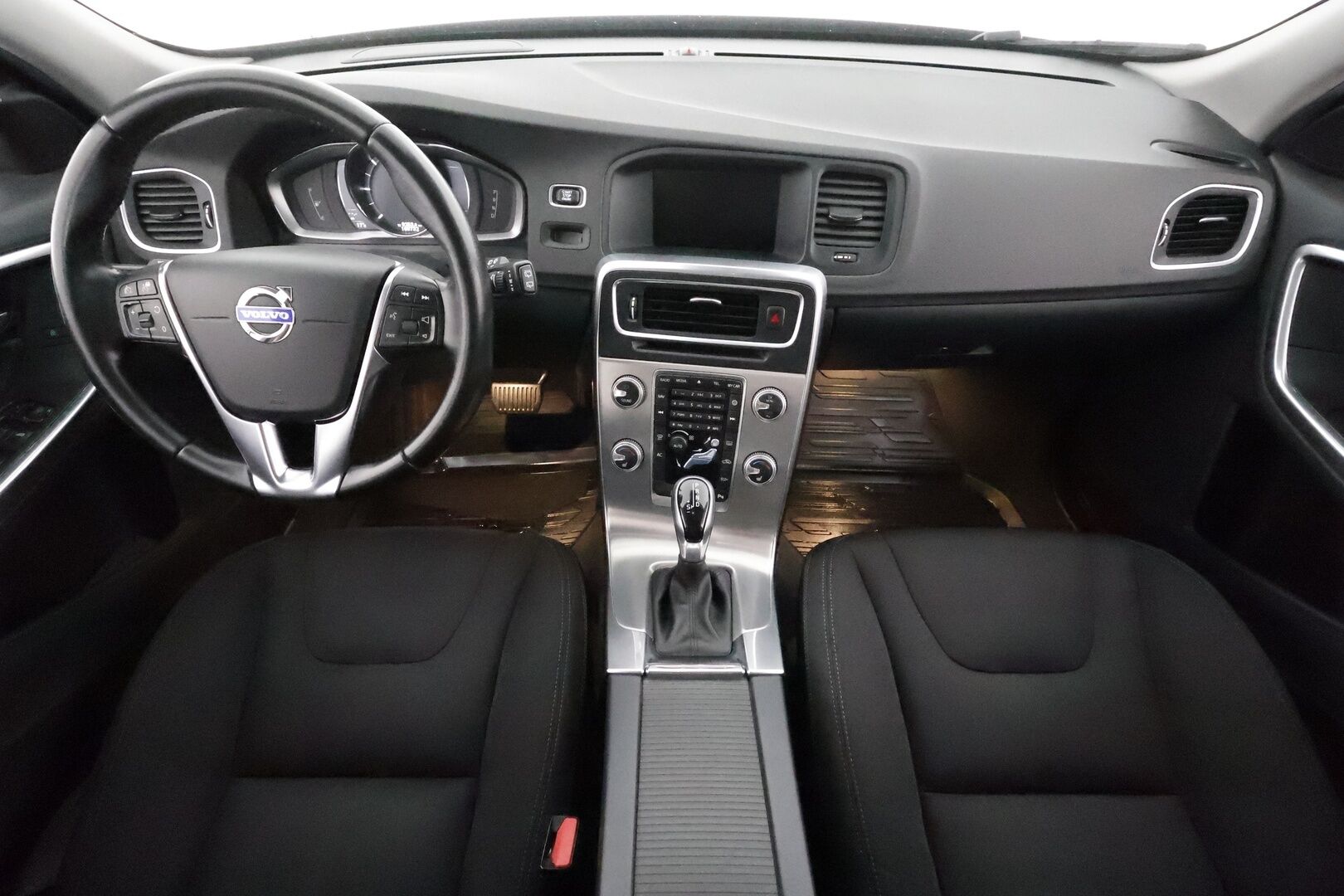 Volvo V60 2017 D4 Business aut ** Webasto / Koukku / Adapt.Vakkari / XENON-valot / P.tutka / Navi / Kaistavahti ** - Suomi-auto / Kahdet Renkaat 