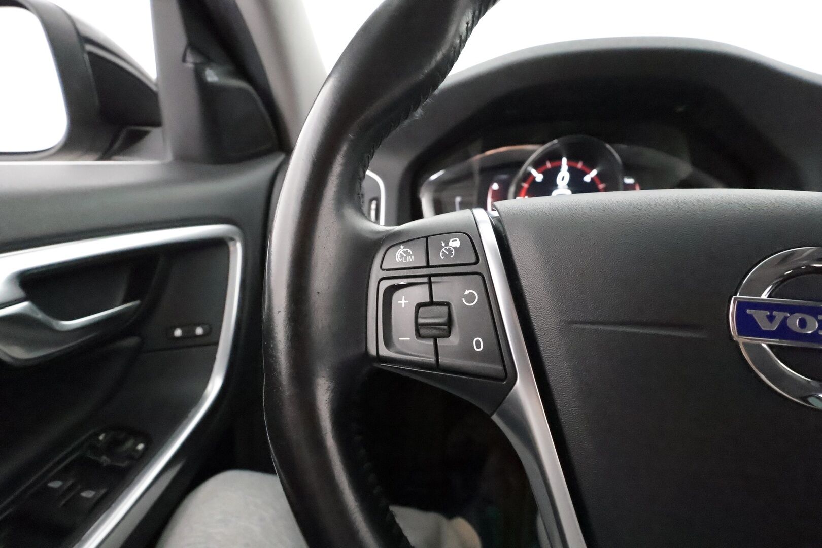Volvo V60 2017 D4 Business aut ** Webasto / Koukku / Adapt.Vakkari / XENON-valot / P.tutka / Navi / Kaistavahti ** - Suomi-auto / Kahdet Renkaat 