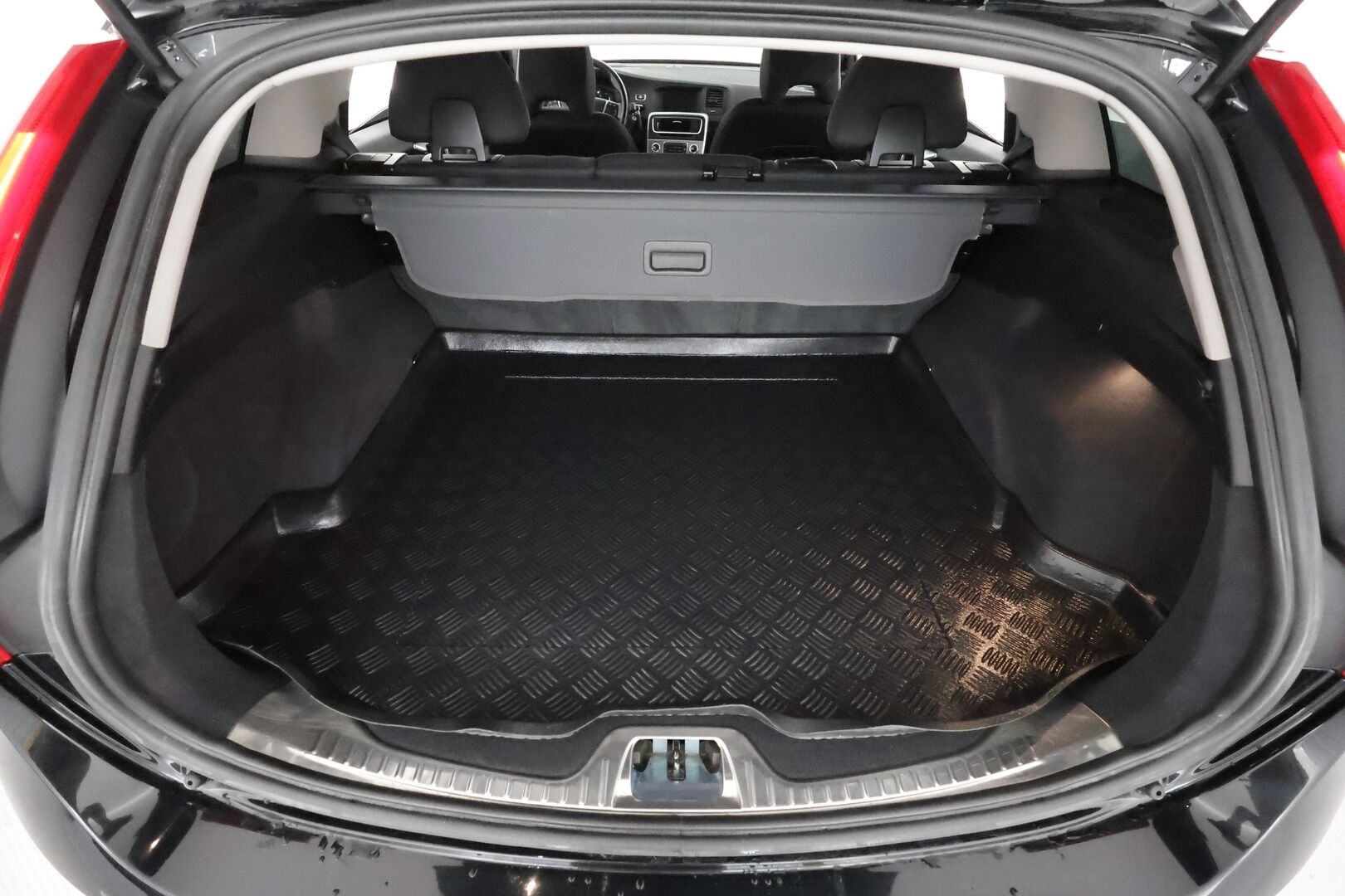 Volvo V60 2017 D4 Business aut ** Webasto / Koukku / Adapt.Vakkari / XENON-valot / P.tutka / Navi / Kaistavahti ** - Suomi-auto / Kahdet Renkaat 