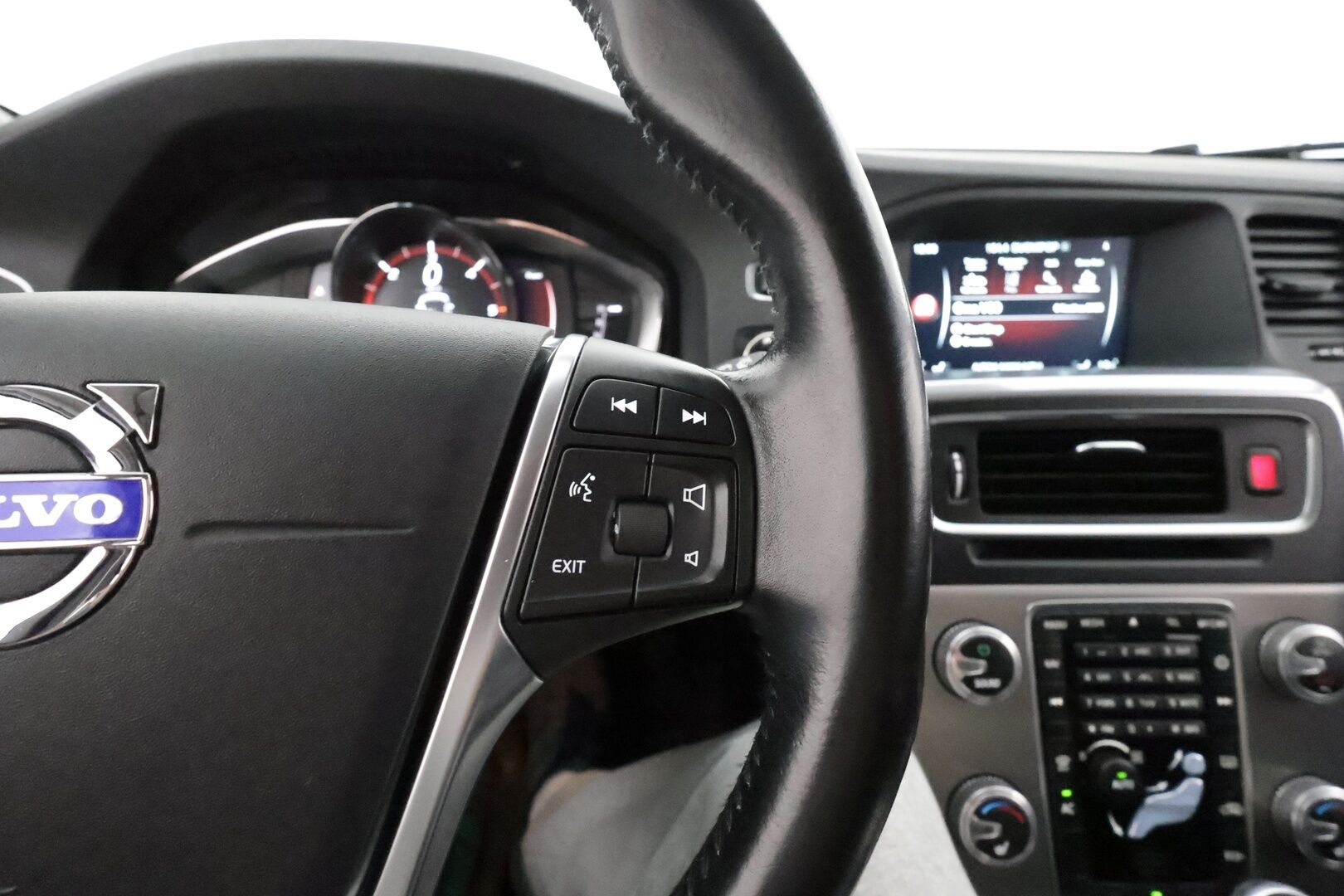 Volvo V60 2017 D4 Business aut ** Webasto / Koukku / Adapt.Vakkari / XENON-valot / P.tutka / Navi / Kaistavahti ** - Suomi-auto / Kahdet Renkaat 