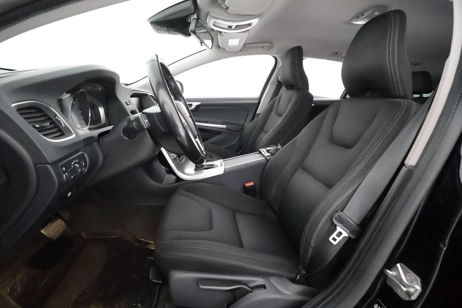 Volvo V60 2017 D4 Business aut ** Webasto / Koukku / Adapt.Vakkari / XENON-valot / P.tutka / Navi / Kaistavahti ** - Suomi-auto / Kahdet Renkaat 