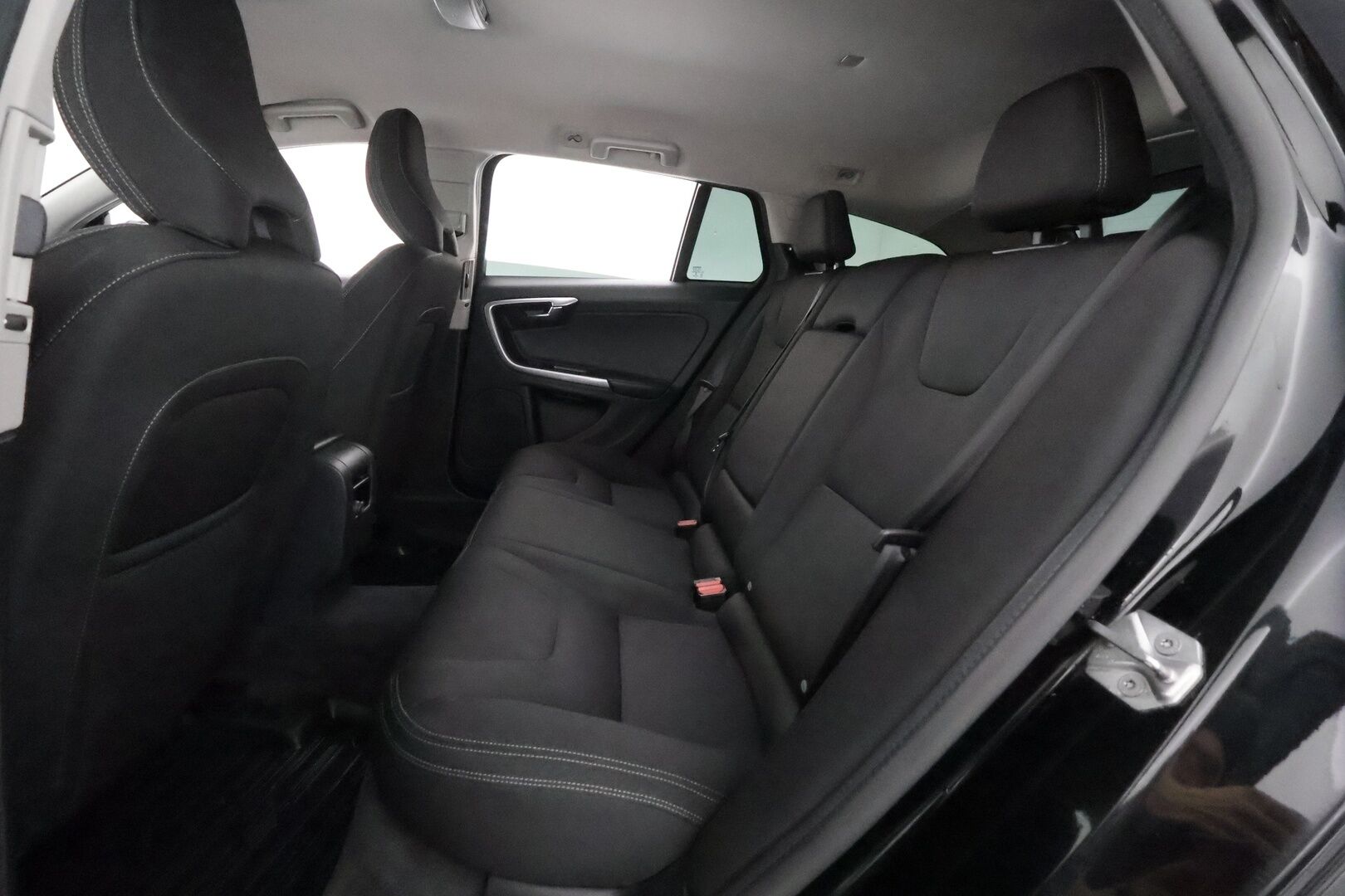 Volvo V60 2017 D4 Business aut ** Webasto / Koukku / Adapt.Vakkari / XENON-valot / P.tutka / Navi / Kaistavahti ** - Suomi-auto / Kahdet Renkaat 