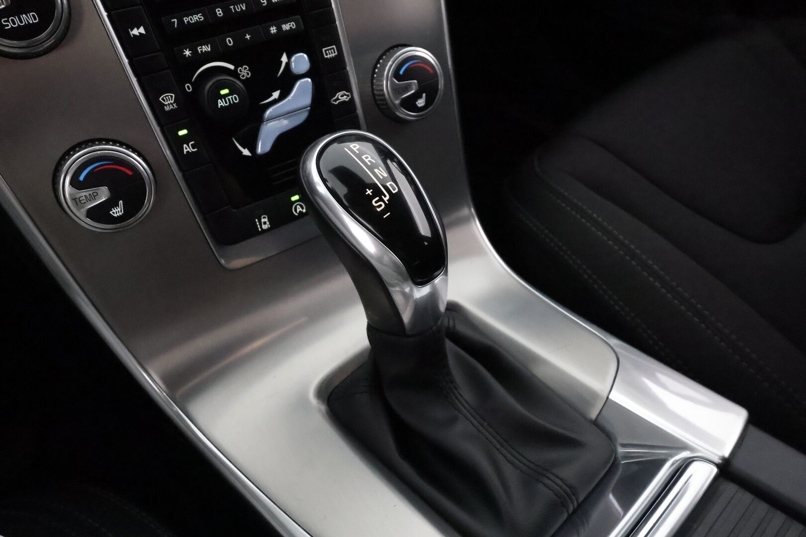 Volvo V60 2017 D4 Business aut ** Webasto / Koukku / Adapt.Vakkari / XENON-valot / P.tutka / Navi / Kaistavahti ** - Suomi-auto / Kahdet Renkaat 