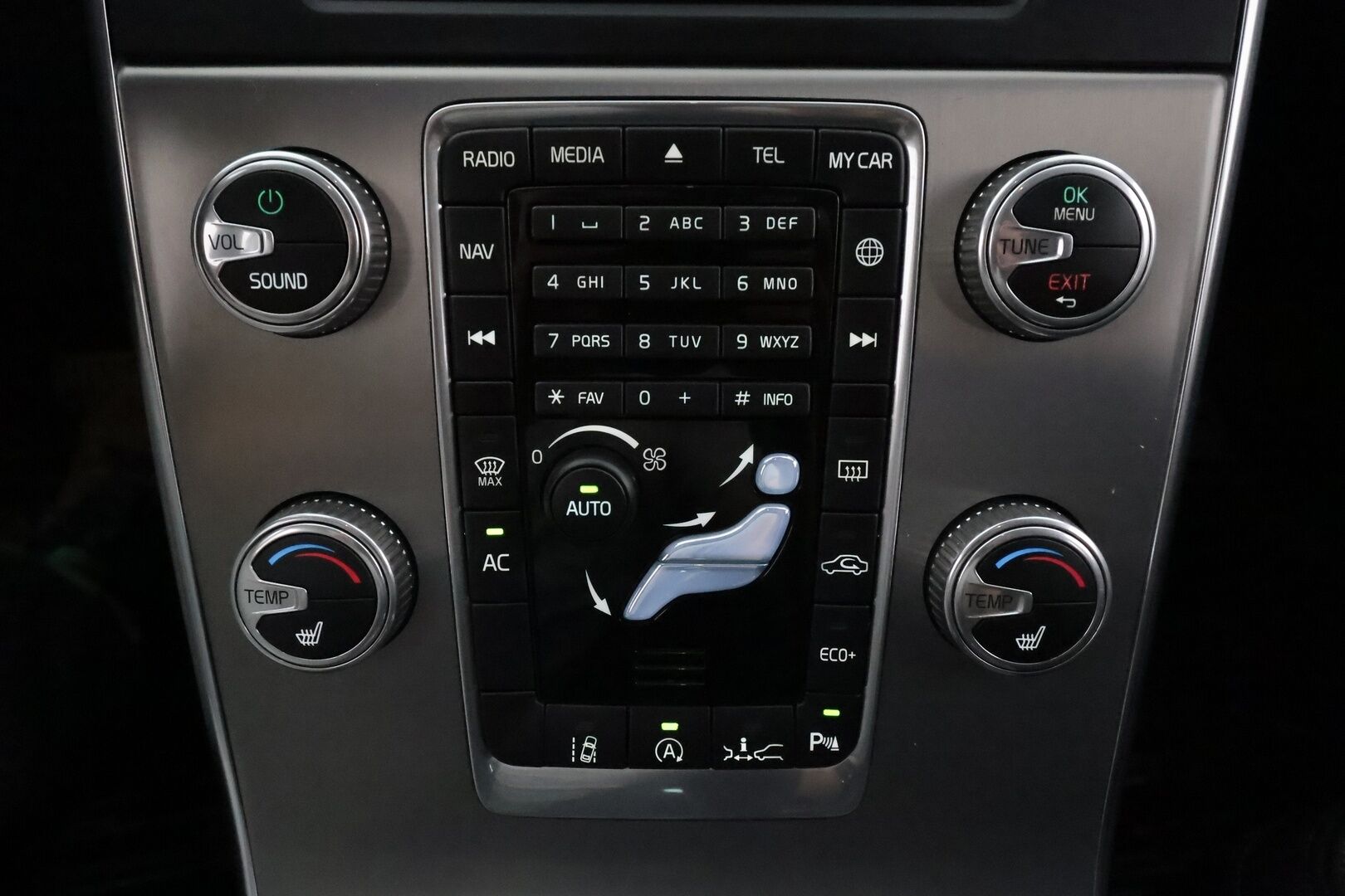 Volvo V60 2017 D4 Business aut ** Webasto / Koukku / Adapt.Vakkari / XENON-valot / P.tutka / Navi / Kaistavahti ** - Suomi-auto / Kahdet Renkaat 