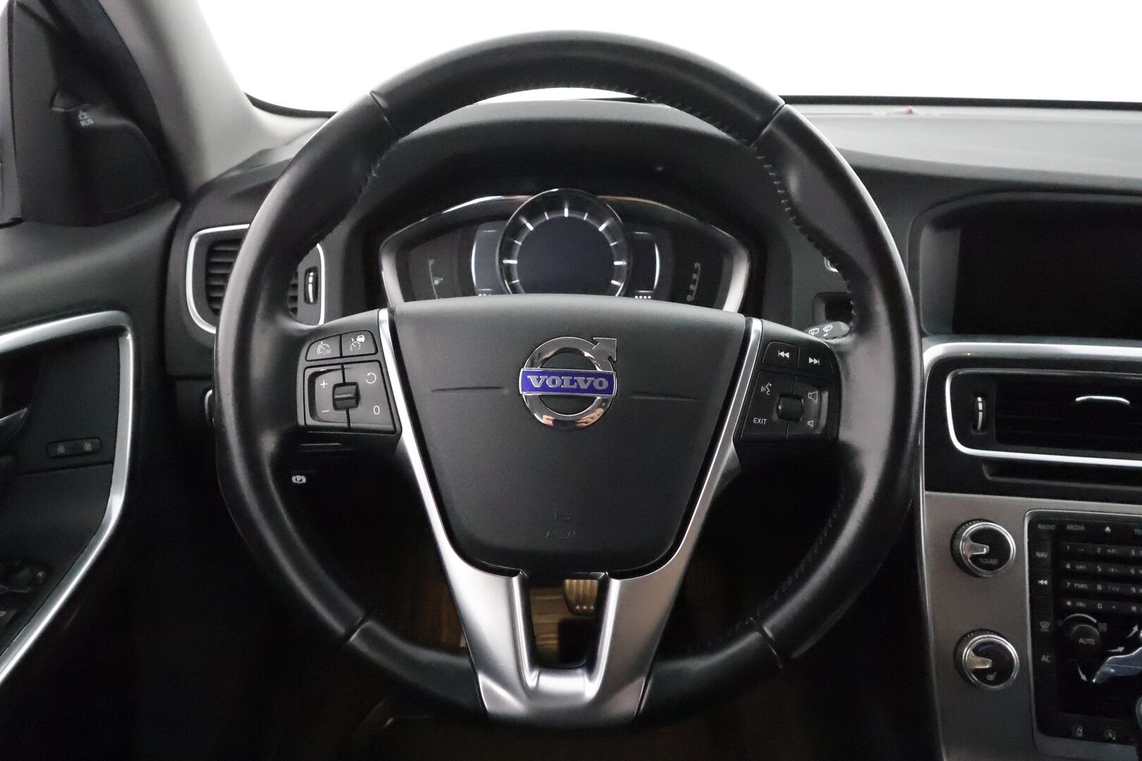 Volvo V60 2017 D4 Business aut ** Webasto / Koukku / Adapt.Vakkari / XENON-valot / P.tutka / Navi / Kaistavahti ** - Suomi-auto / Kahdet Renkaat 