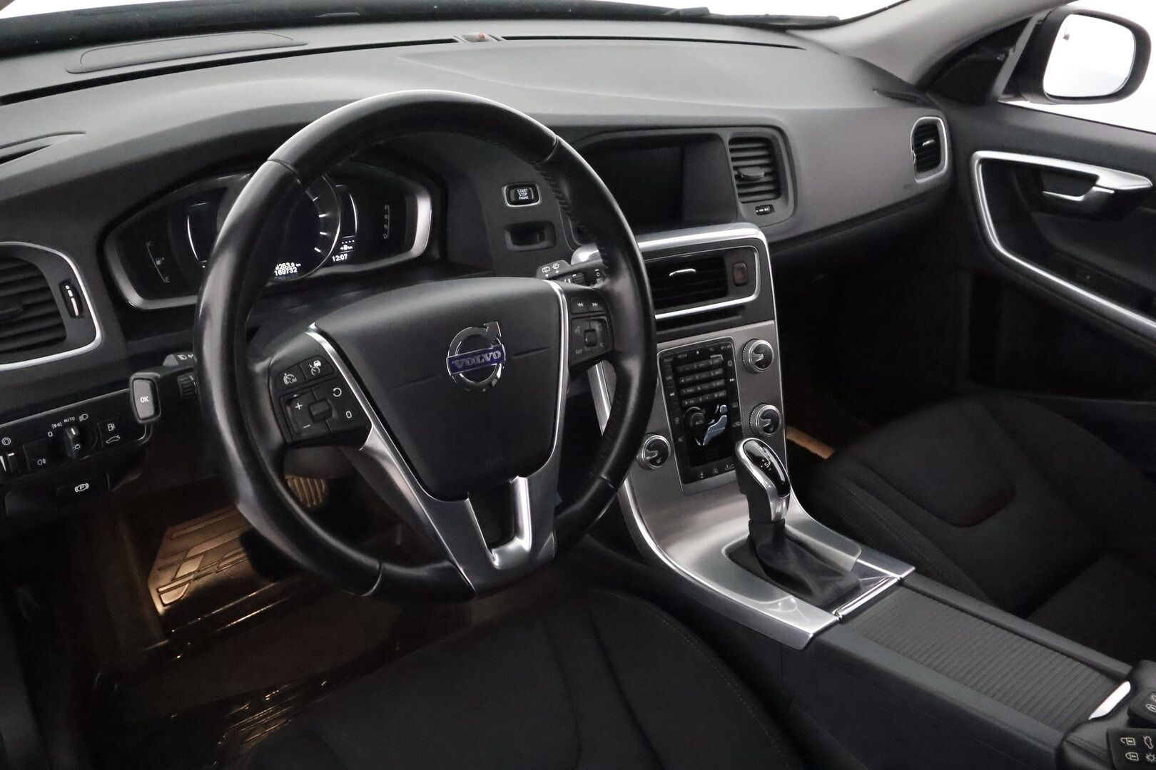 Volvo V60 2017 D4 Business aut ** Webasto / Koukku / Adapt.Vakkari / XENON-valot / P.tutka / Navi / Kaistavahti ** - Suomi-auto / Kahdet Renkaat 
