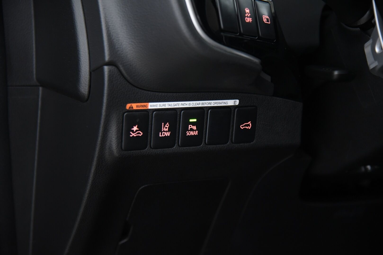 Mitsubishi Outlander 2017 2,2 DI-D Instyle NAVI AT 4WD 7P / Adapt. vak / Vetokoukku / Nahat / Rockford / Keyless - 7-Paikkainen / LED-Lisävalo / Suomi-Auto