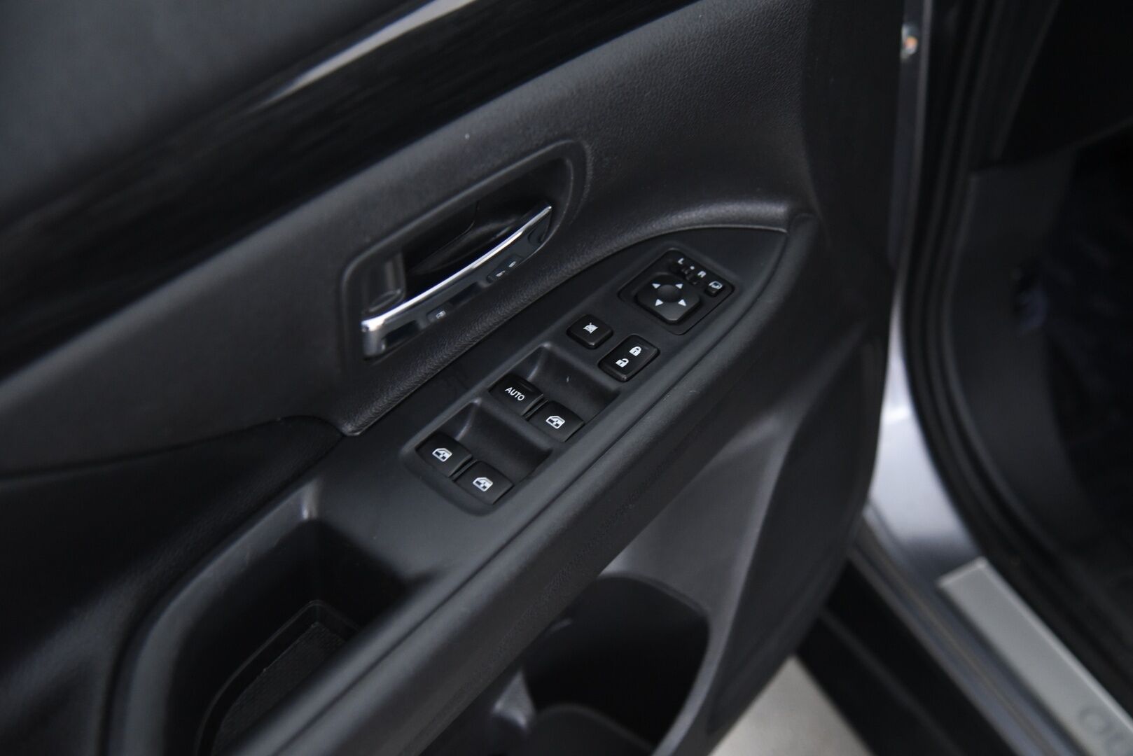 Mitsubishi Outlander 2017 2,2 DI-D Instyle NAVI AT 4WD 7P / Adapt. vak / Vetokoukku / Nahat / Rockford / Keyless - 7-Paikkainen / LED-Lisävalo / Suomi-Auto
