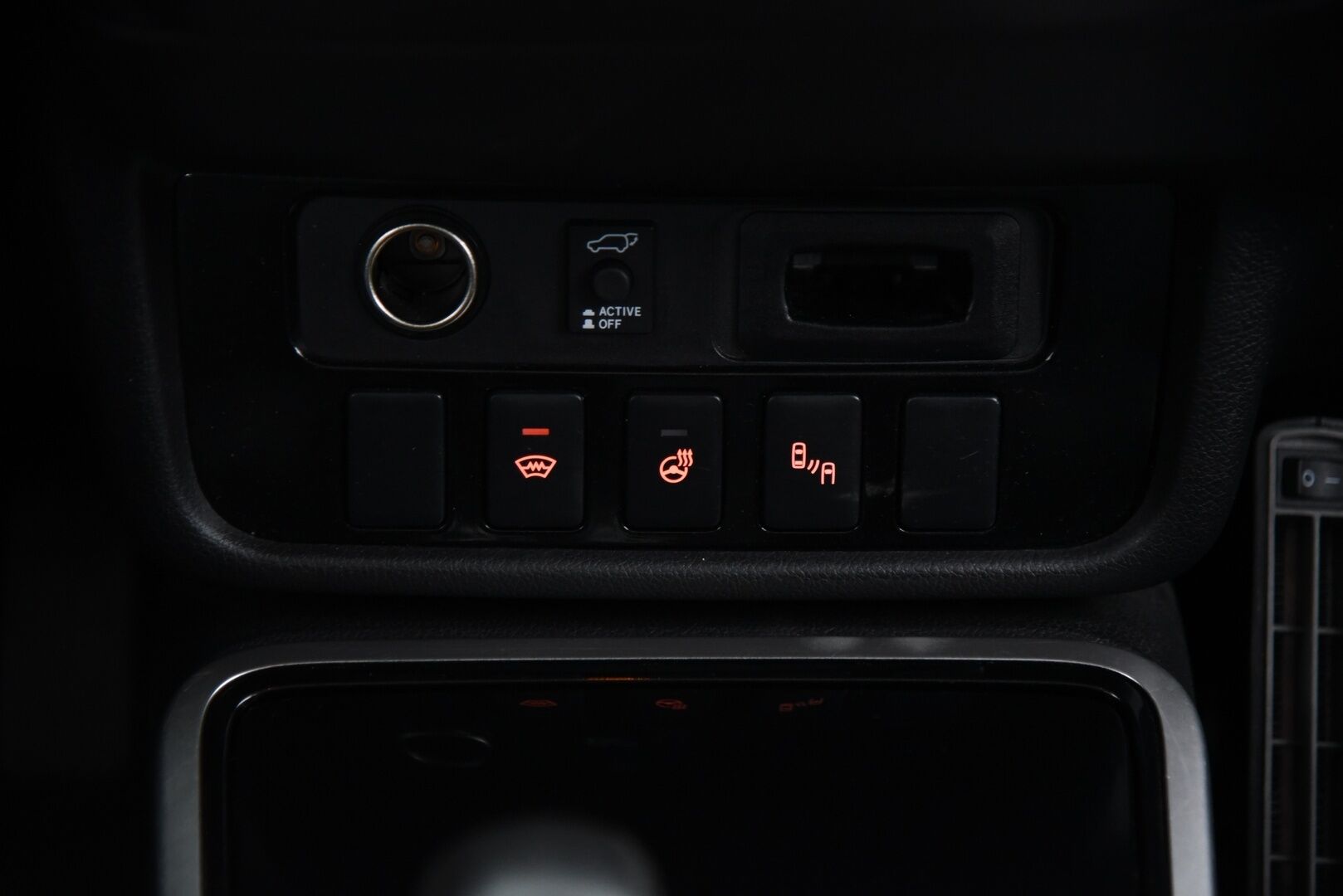 Mitsubishi Outlander 2017 2,2 DI-D Instyle NAVI AT 4WD 7P / Adapt. vak / Vetokoukku / Nahat / Rockford / Keyless - 7-Paikkainen / LED-Lisävalo / Suomi-Auto