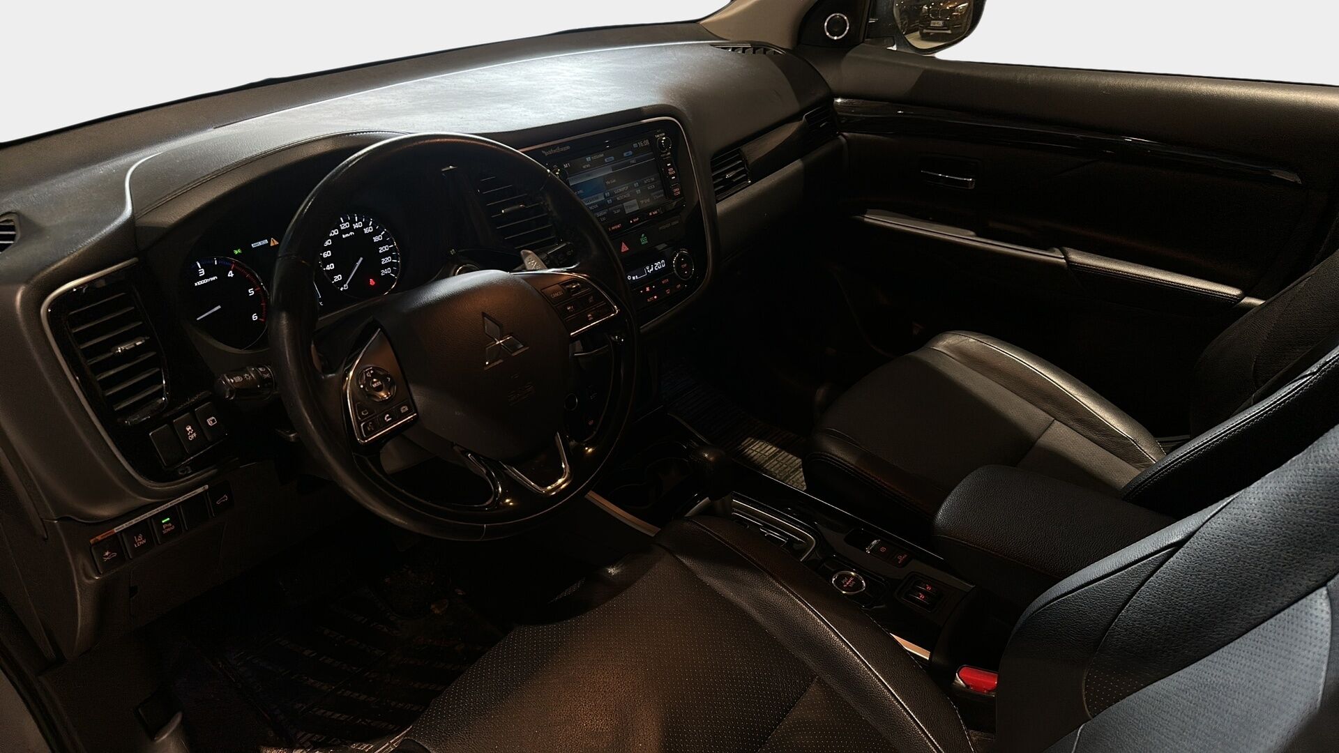 Mitsubishi Outlander 2017 2,2 DI-D Instyle NAVI AT 4WD 7P / Adapt. vak / Vetokoukku / Nahat / Rockford / Keyless - 7-Paikkainen / LED-Lisävalo / Suomi-Auto