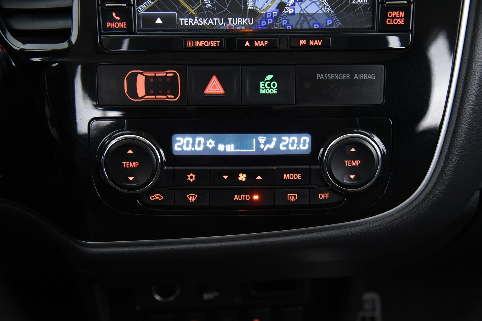 Mitsubishi Outlander 2017 2,2 DI-D Instyle NAVI AT 4WD 7P / Adapt. vak / Vetokoukku / Nahat / Rockford / Keyless - 7-Paikkainen / LED-Lisävalo / Suomi-Auto