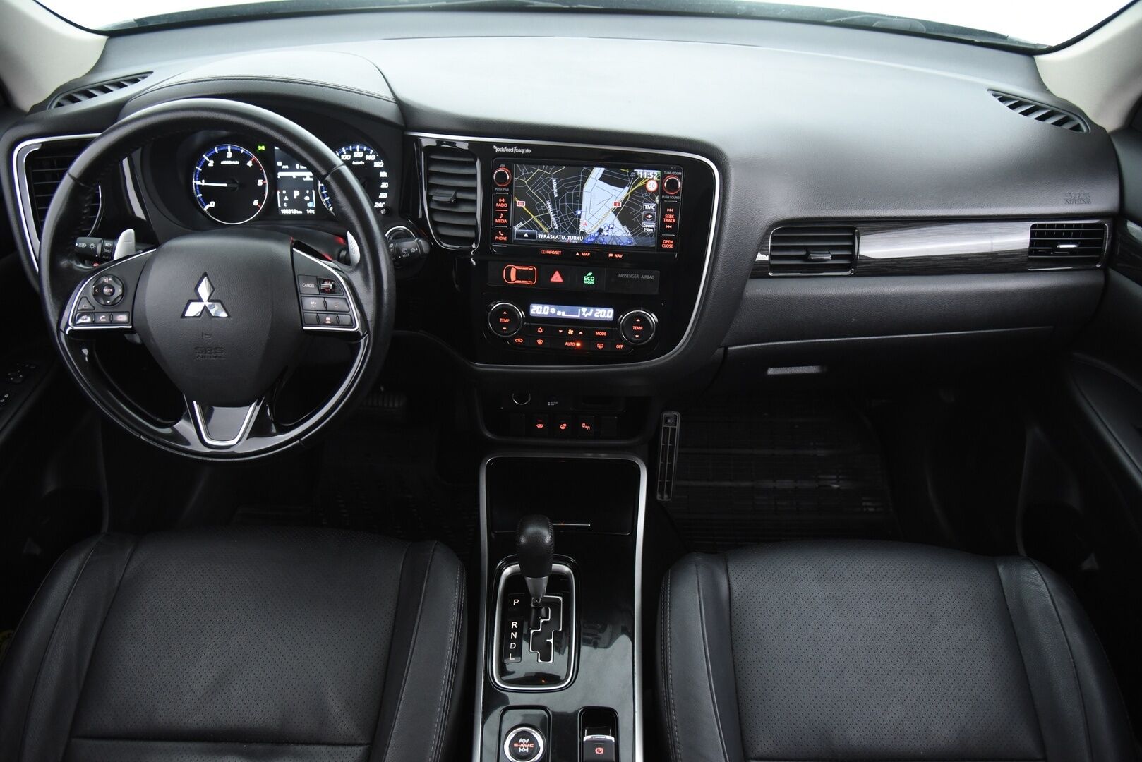 Mitsubishi Outlander 2017 2,2 DI-D Instyle NAVI AT 4WD 7P / Adapt. vak / Vetokoukku / Nahat / Rockford / Keyless - 7-Paikkainen / LED-Lisävalo / Suomi-Auto