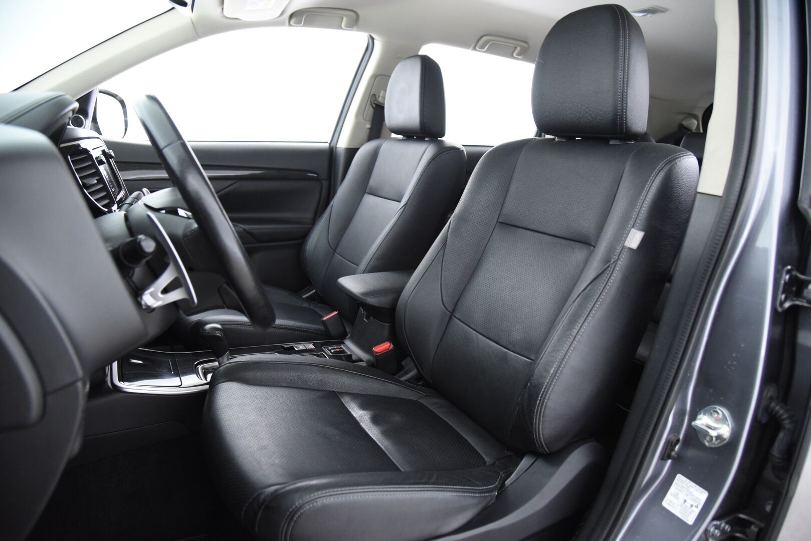 Mitsubishi Outlander 2017 2,2 DI-D Instyle NAVI AT 4WD 7P / Adapt. vak / Vetokoukku / Nahat / Rockford / Keyless - 7-Paikkainen / LED-Lisävalo / Suomi-Auto