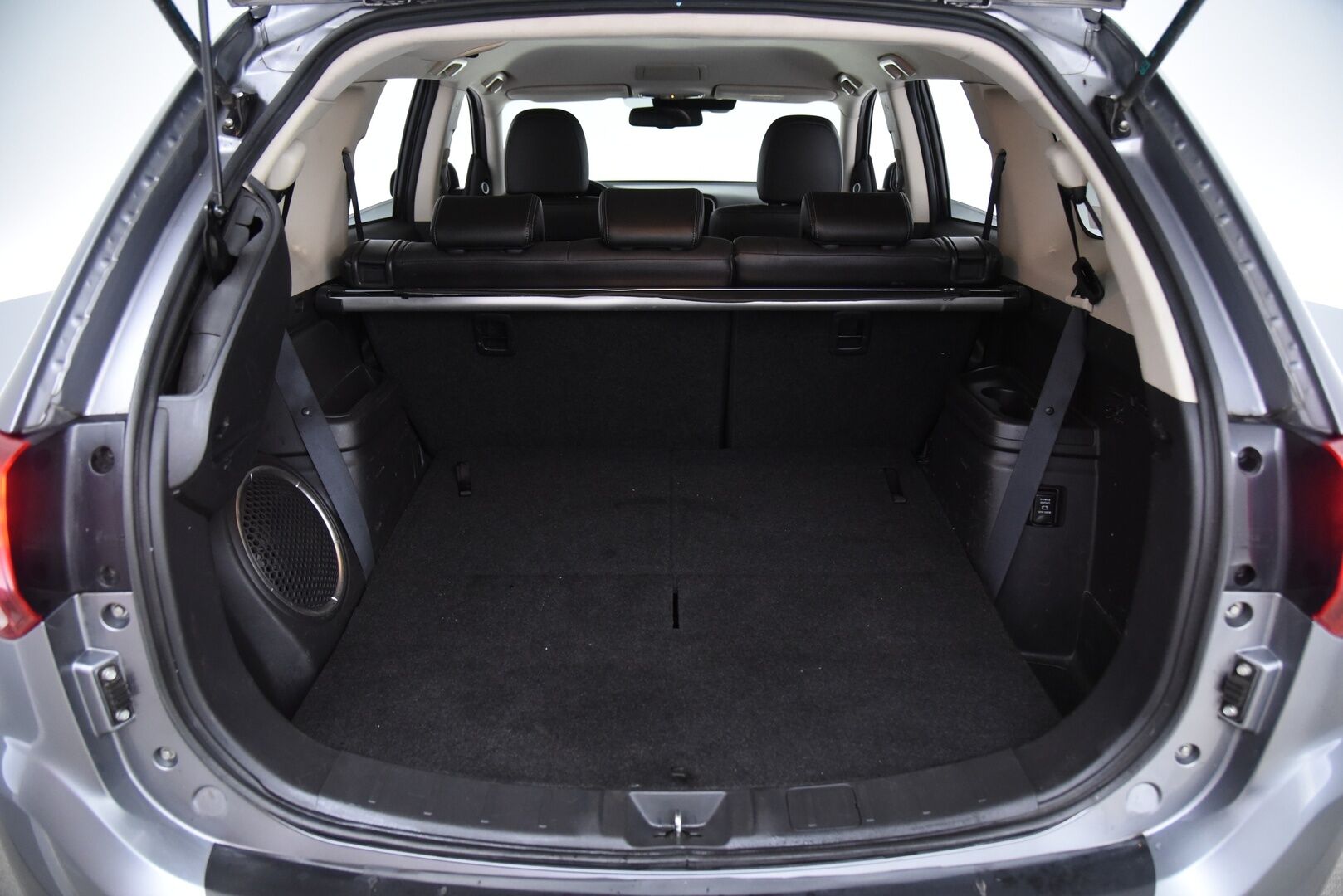 Mitsubishi Outlander 2017 2,2 DI-D Instyle NAVI AT 4WD 7P / Adapt. vak / Vetokoukku / Nahat / Rockford / Keyless - 7-Paikkainen / LED-Lisävalo / Suomi-Auto