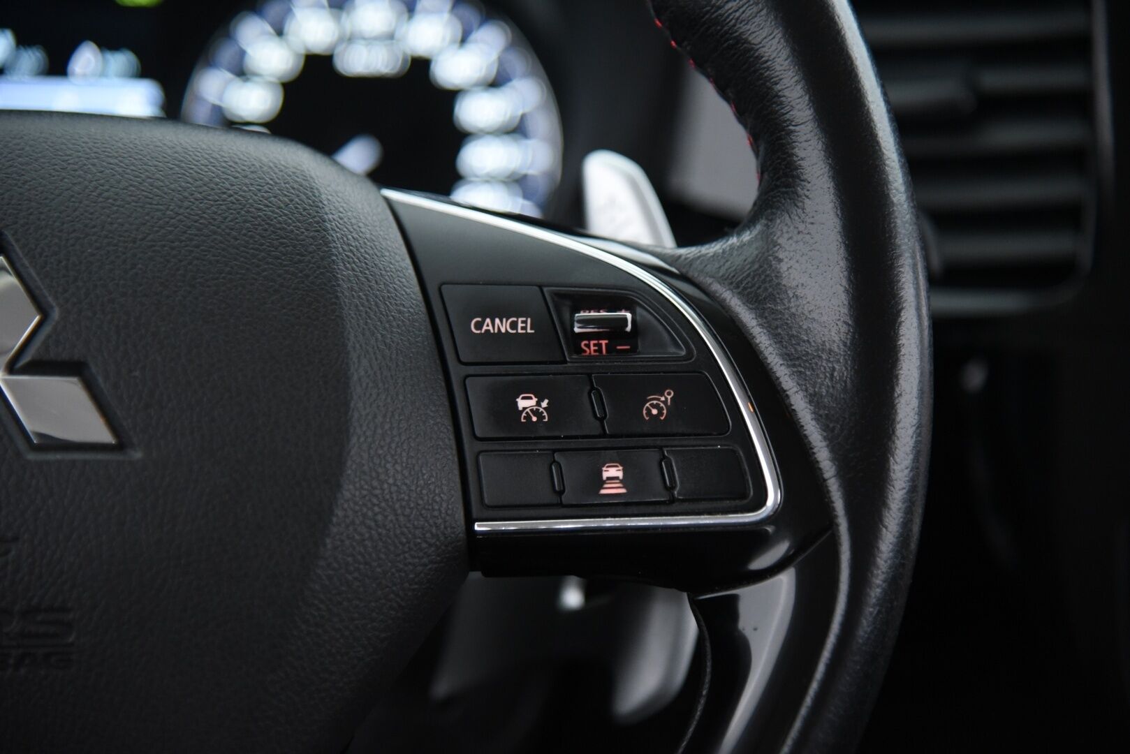 Mitsubishi Outlander 2017 2,2 DI-D Instyle NAVI AT 4WD 7P / Adapt. vak / Vetokoukku / Nahat / Rockford / Keyless - 7-Paikkainen / LED-Lisävalo / Suomi-Auto