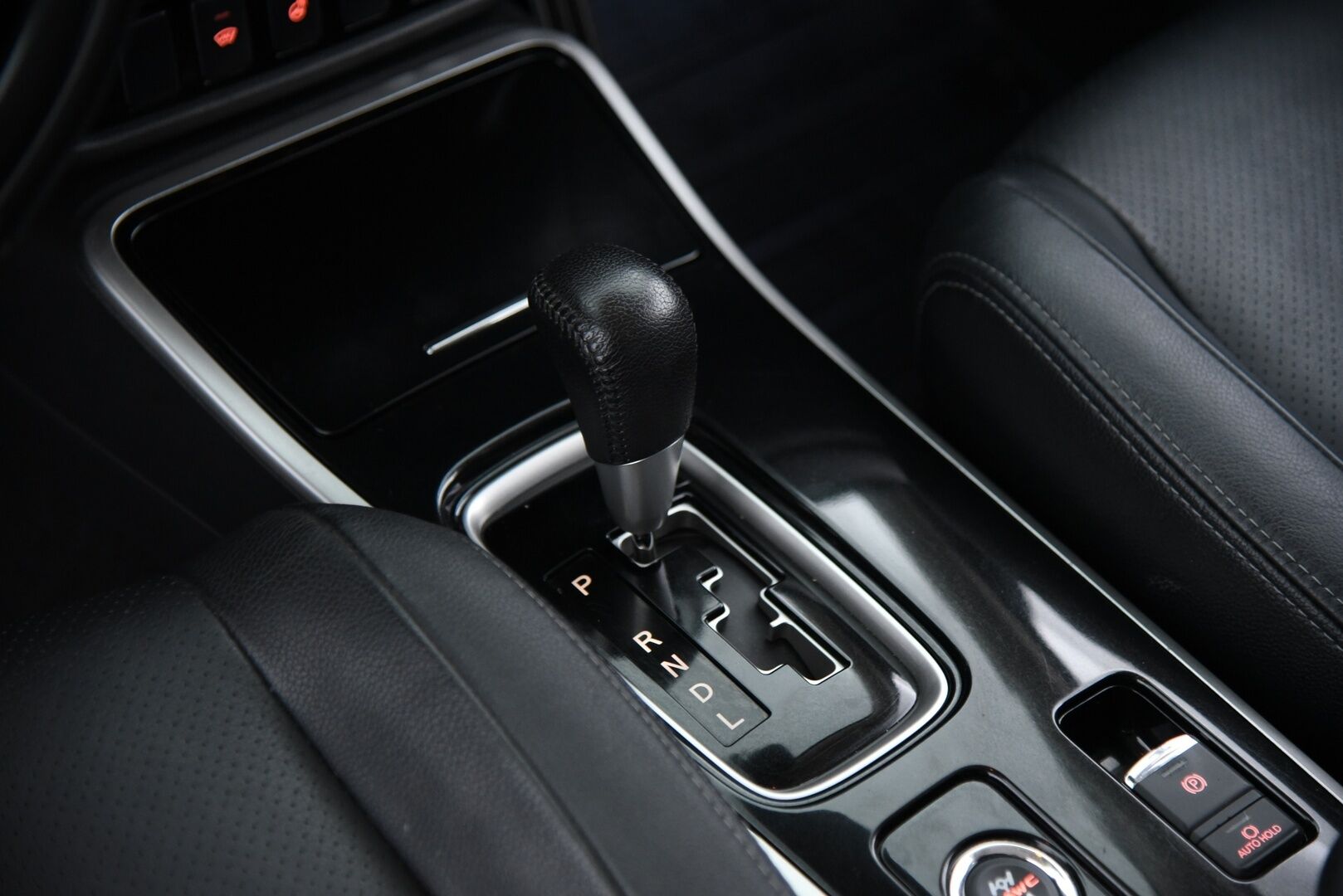Mitsubishi Outlander 2017 2,2 DI-D Instyle NAVI AT 4WD 7P / Adapt. vak / Vetokoukku / Nahat / Rockford / Keyless - 7-Paikkainen / LED-Lisävalo / Suomi-Auto