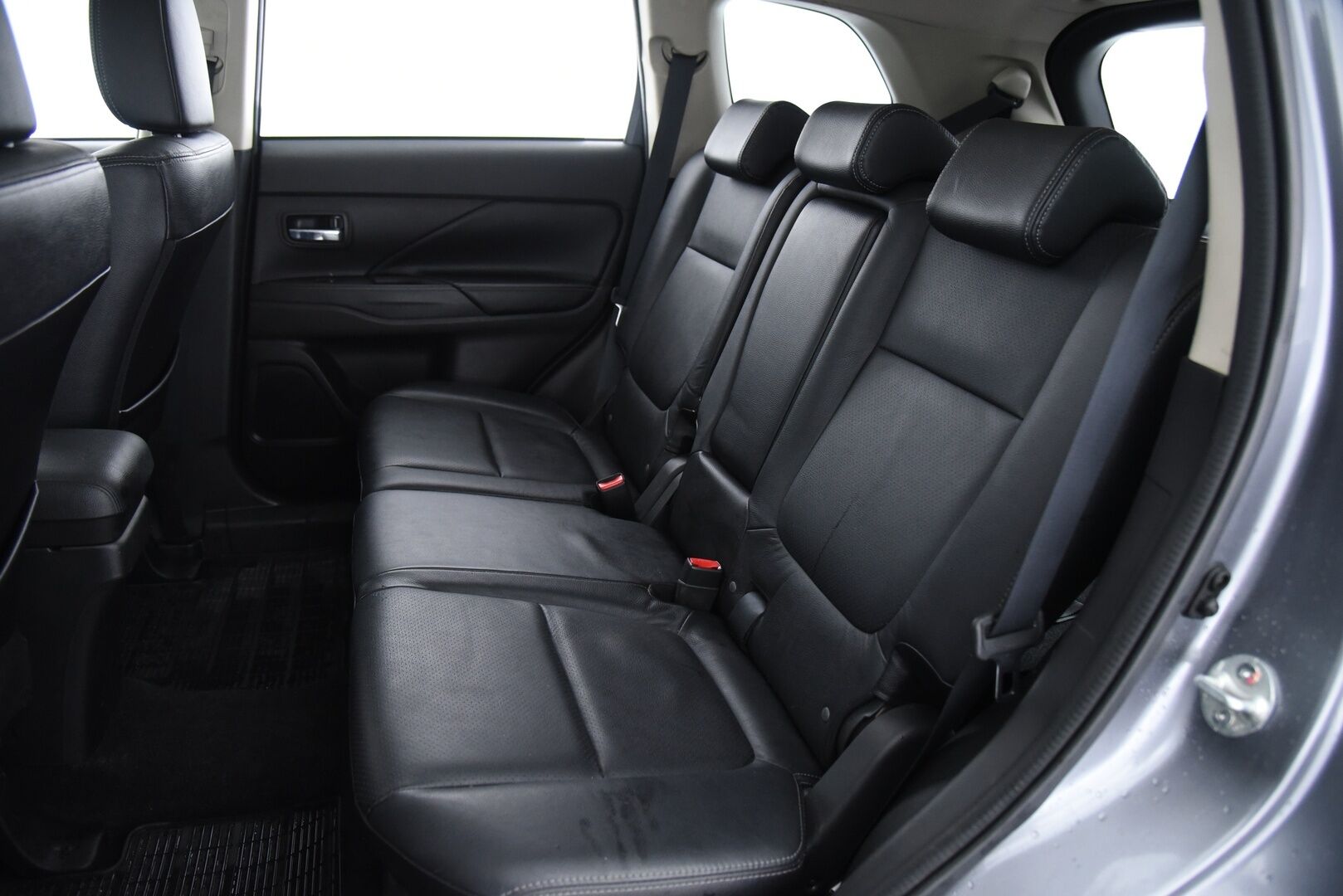 Mitsubishi Outlander 2017 2,2 DI-D Instyle NAVI AT 4WD 7P / Adapt. vak / Vetokoukku / Nahat / Rockford / Keyless - 7-Paikkainen / 360-Kamera / LED-Lisävalo / Suomi-Auto / - HULLU BLACKWEEK KORKOTARJOUS 2,49%