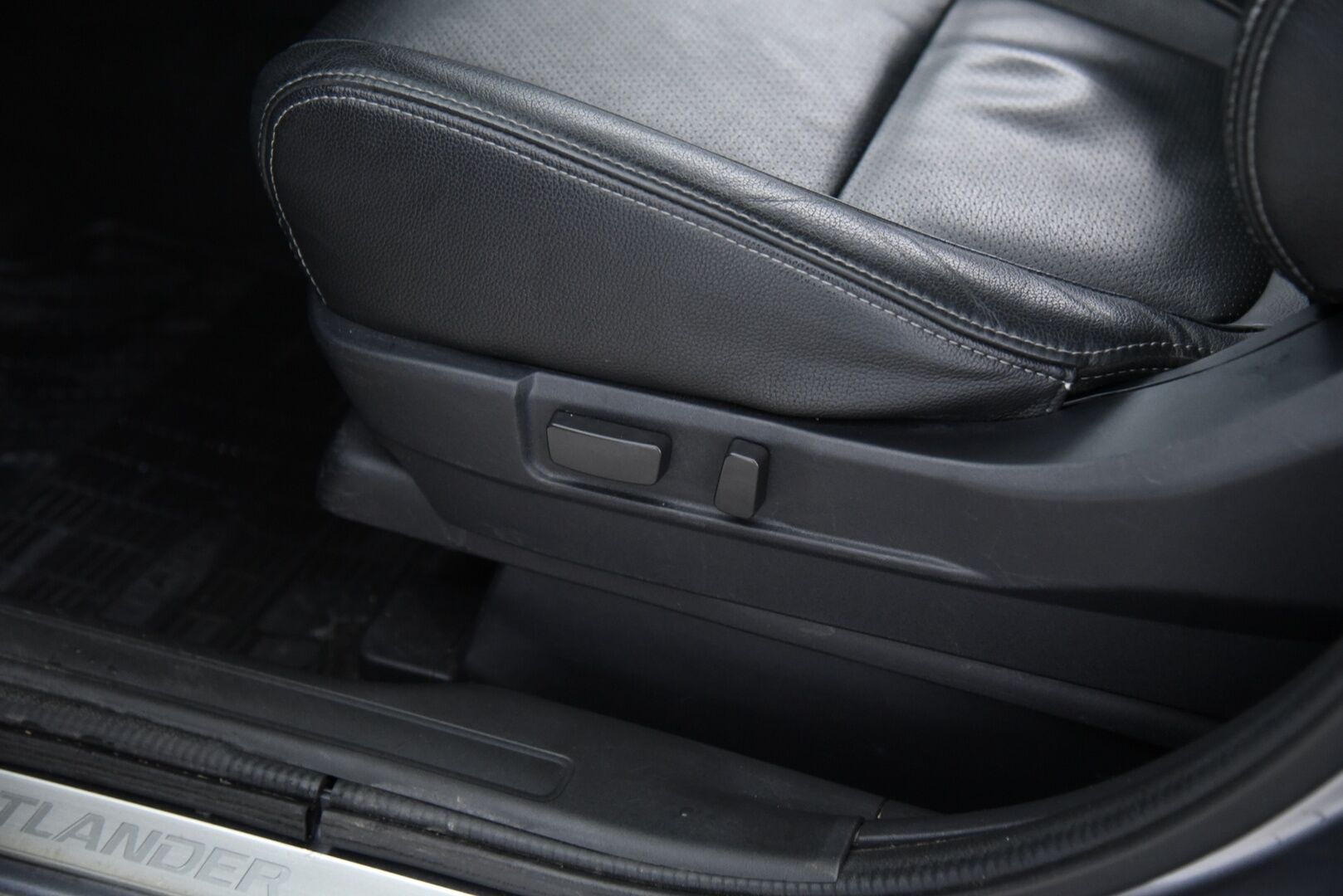Mitsubishi Outlander 2017 2,2 DI-D Instyle NAVI AT 4WD 7P / Adapt. vak / Vetokoukku / Nahat / Rockford / Keyless - 7-Paikkainen / LED-Lisävalo / Suomi-Auto