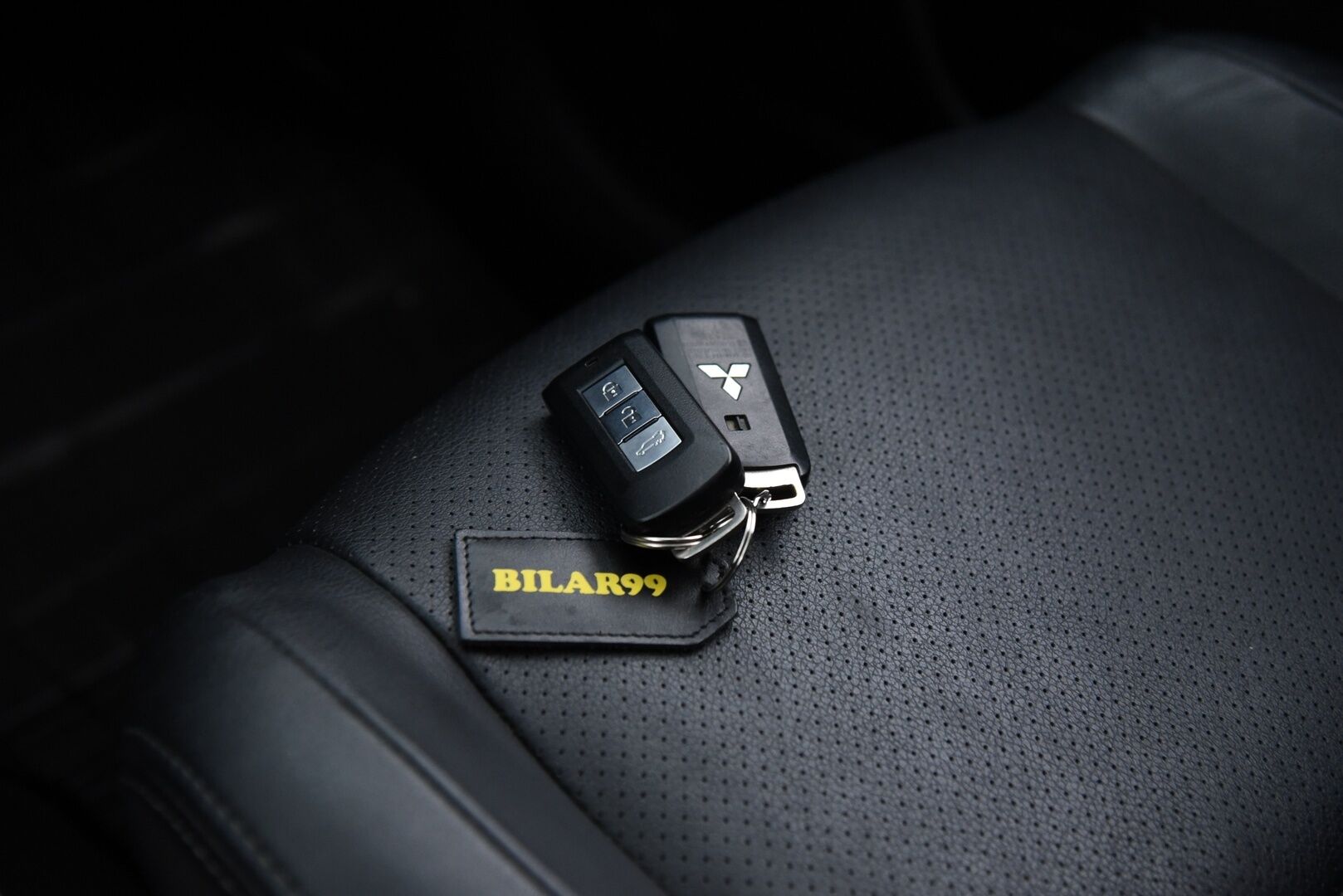 Mitsubishi Outlander 2017 2,2 DI-D Instyle NAVI AT 4WD 7P / Adapt. vak / Vetokoukku / Nahat / Rockford / Keyless - 7-Paikkainen / LED-Lisävalo / Suomi-Auto