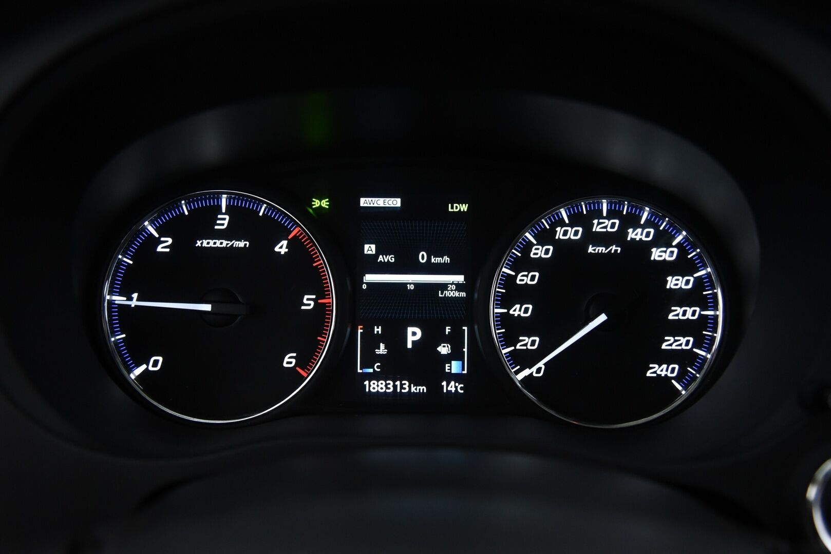 Mitsubishi Outlander 2017 2,2 DI-D Instyle NAVI AT 4WD 7P / Adapt. vak / Vetokoukku / Nahat / Rockford / Keyless - 7-Paikkainen / LED-Lisävalo / Suomi-Auto
