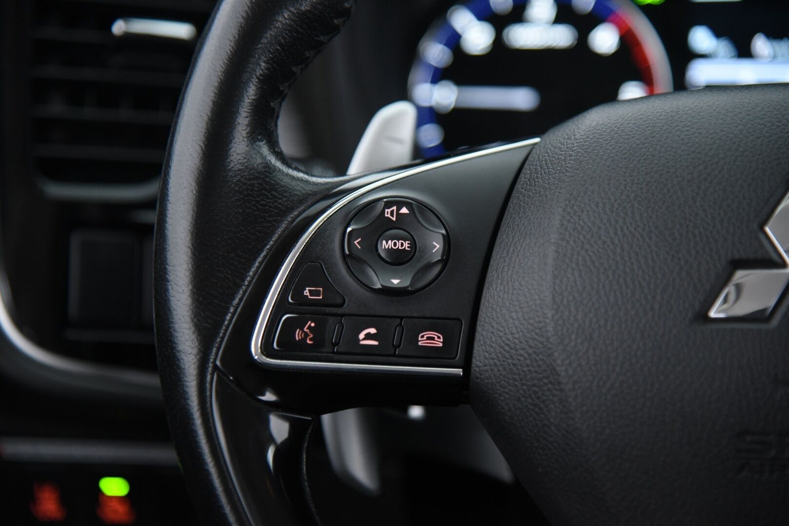 Mitsubishi Outlander 2017 2,2 DI-D Instyle NAVI AT 4WD 7P / Adapt. vak / Vetokoukku / Nahat / Rockford / Keyless - 7-Paikkainen / LED-Lisävalo / Suomi-Auto