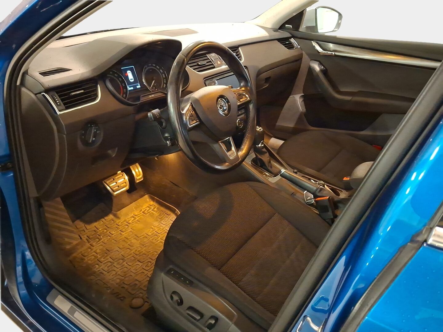 Skoda Octavia 2017 Combi 2,0 TDI 184 4x4 Scout DSG Autom *ACC / Koukku / Webasto / Canton / S.luukku* - Ei AdBlueta! / Siisti kuntoinen! / Hyvin huollettu! / 2xalut - HULLUT AVAJAISHULINAT KORKOTARJOUS 3,29 %